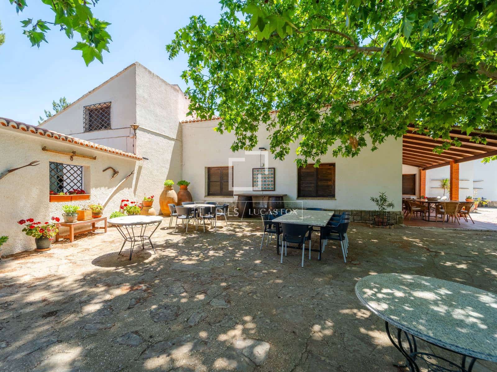 10 bedroom Finca/Country House for sale in Requena with pool garage - € 1,700,000 (Ref: 9928470)