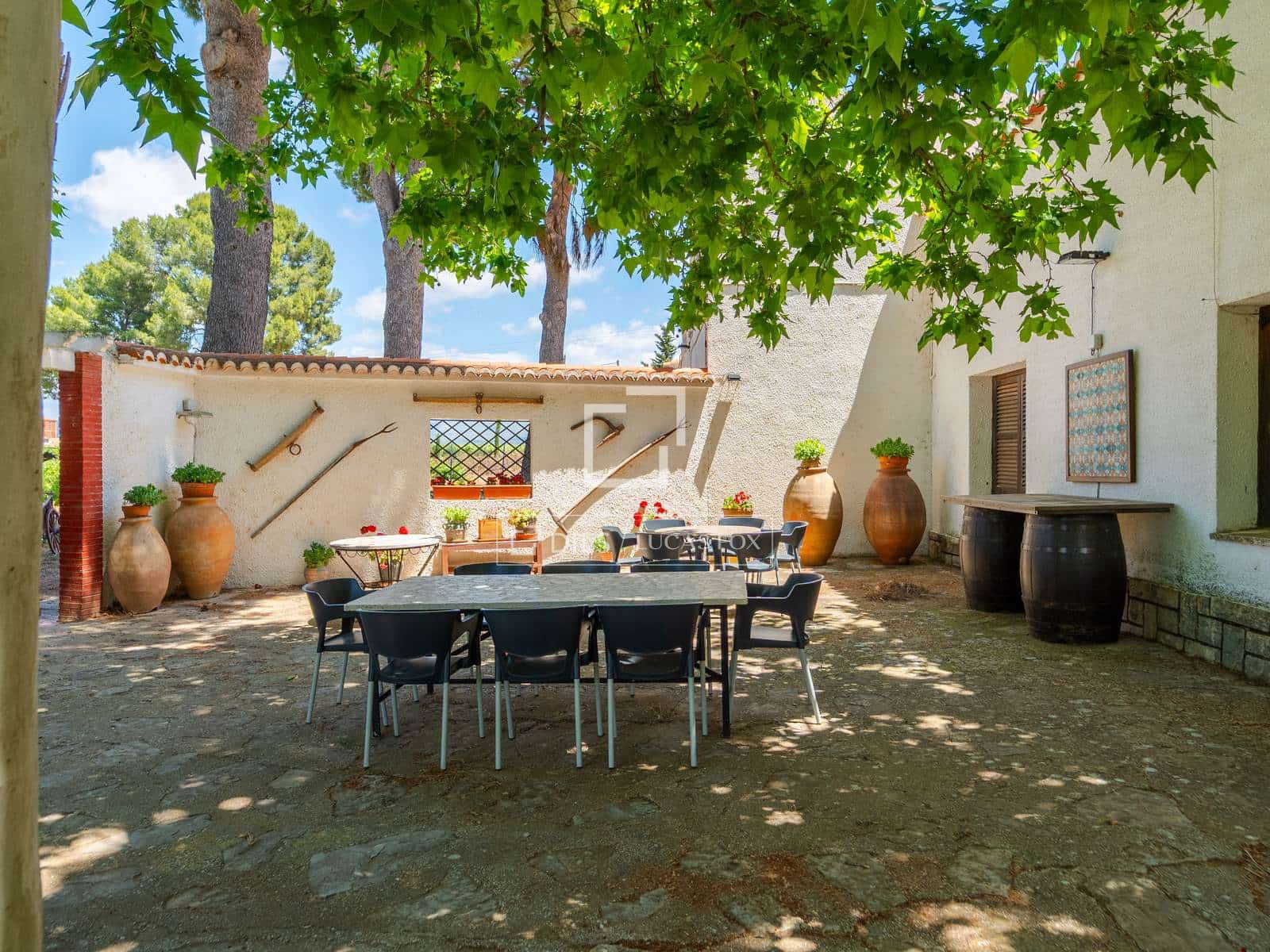 10 bedroom Finca/Country House for sale in Requena with pool garage - € 1,700,000 (Ref: 9928470)