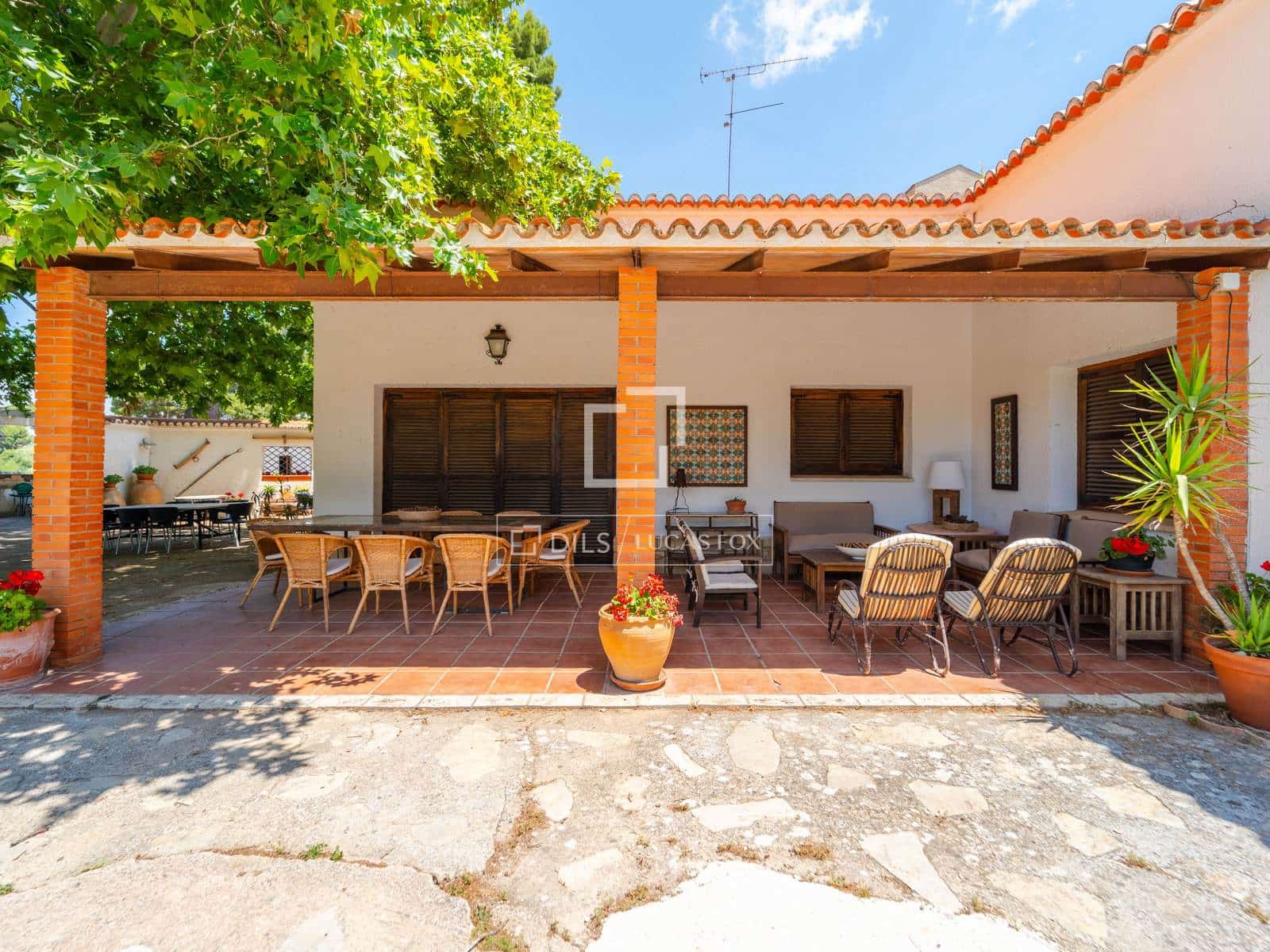 10 bedroom Finca/Country House for sale in Requena with pool garage - € 1,700,000 (Ref: 9928470)
