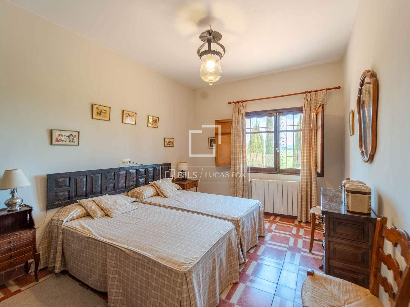 10 bedroom Finca/Country House for sale in Requena with pool garage - € 1,700,000 (Ref: 9928470)