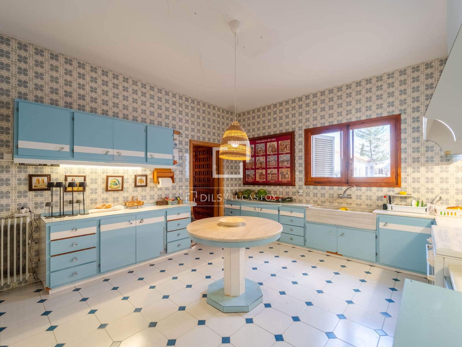 10 bedroom Finca/Country House for sale in Requena with pool garage - € 1,700,000 (Ref: 9928470)