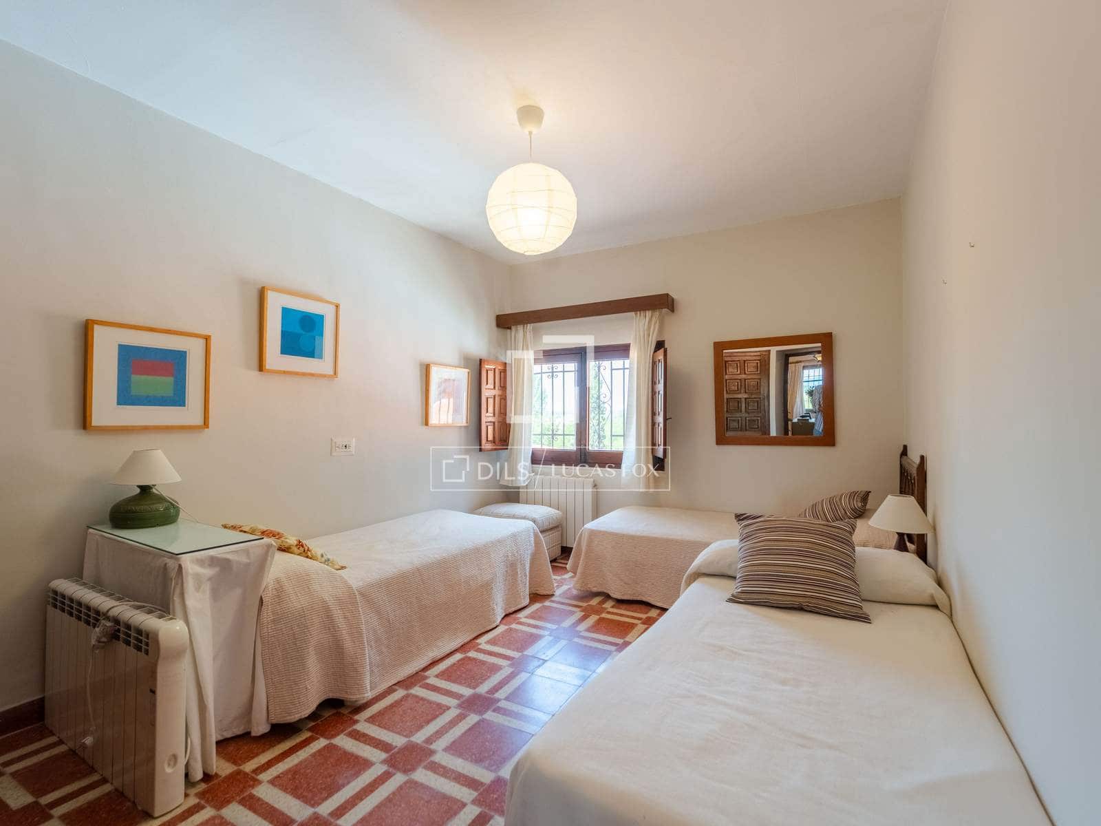 10 bedroom Finca/Country House for sale in Requena with pool garage - € 1,700,000 (Ref: 9928470)