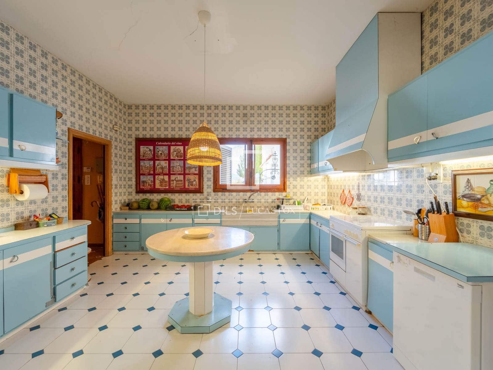 10 bedroom Finca/Country House for sale in Requena with pool garage - € 1,700,000 (Ref: 9928470)