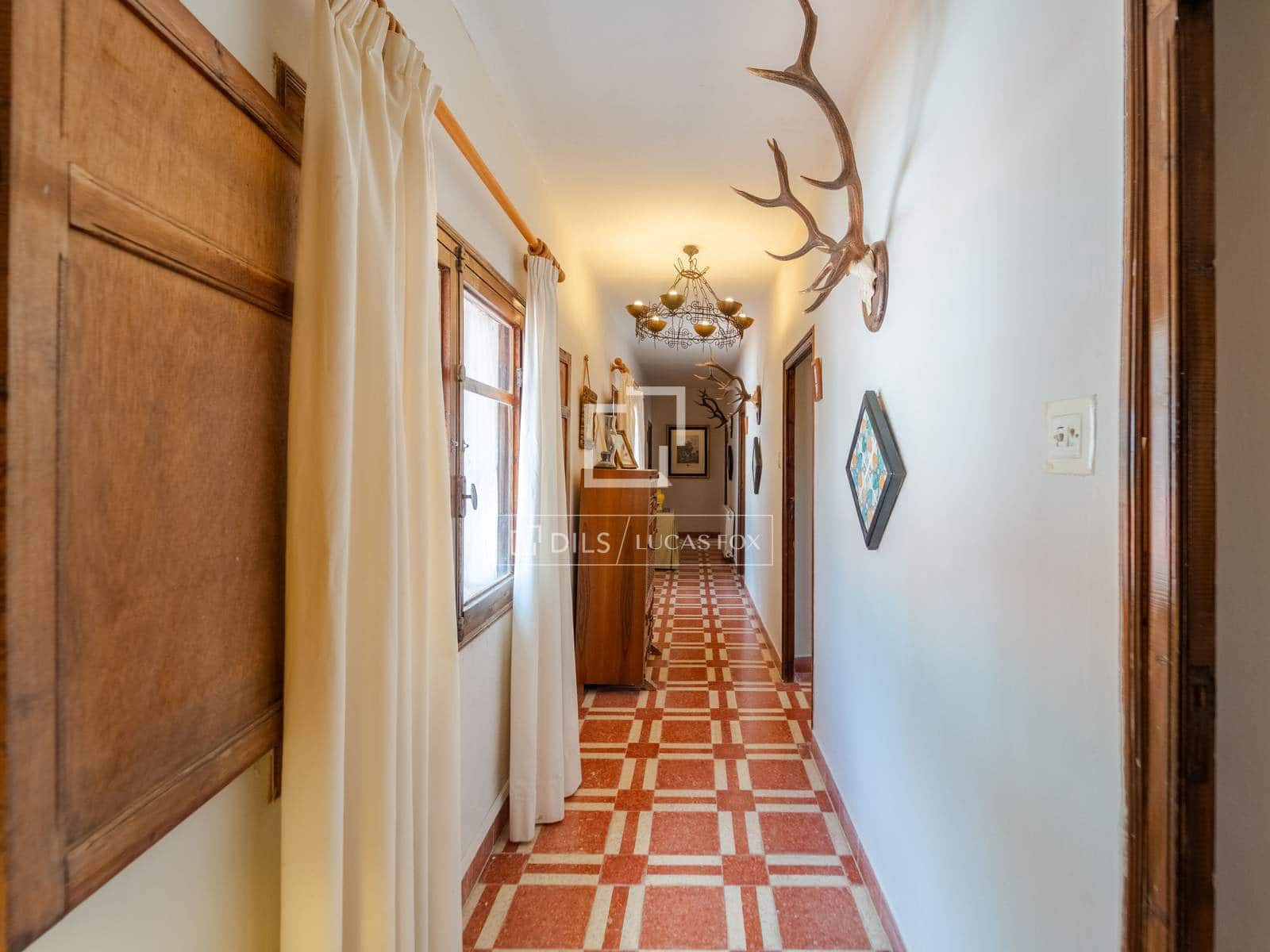 10 bedroom Finca/Country House for sale in Requena with pool garage - € 1,700,000 (Ref: 9928470)