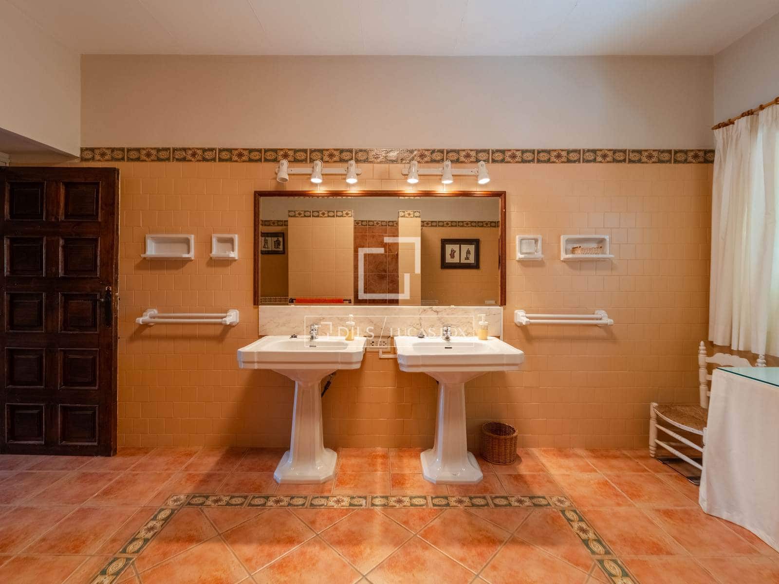 10 bedroom Finca/Country House for sale in Requena with pool garage - € 1,700,000 (Ref: 9928470)