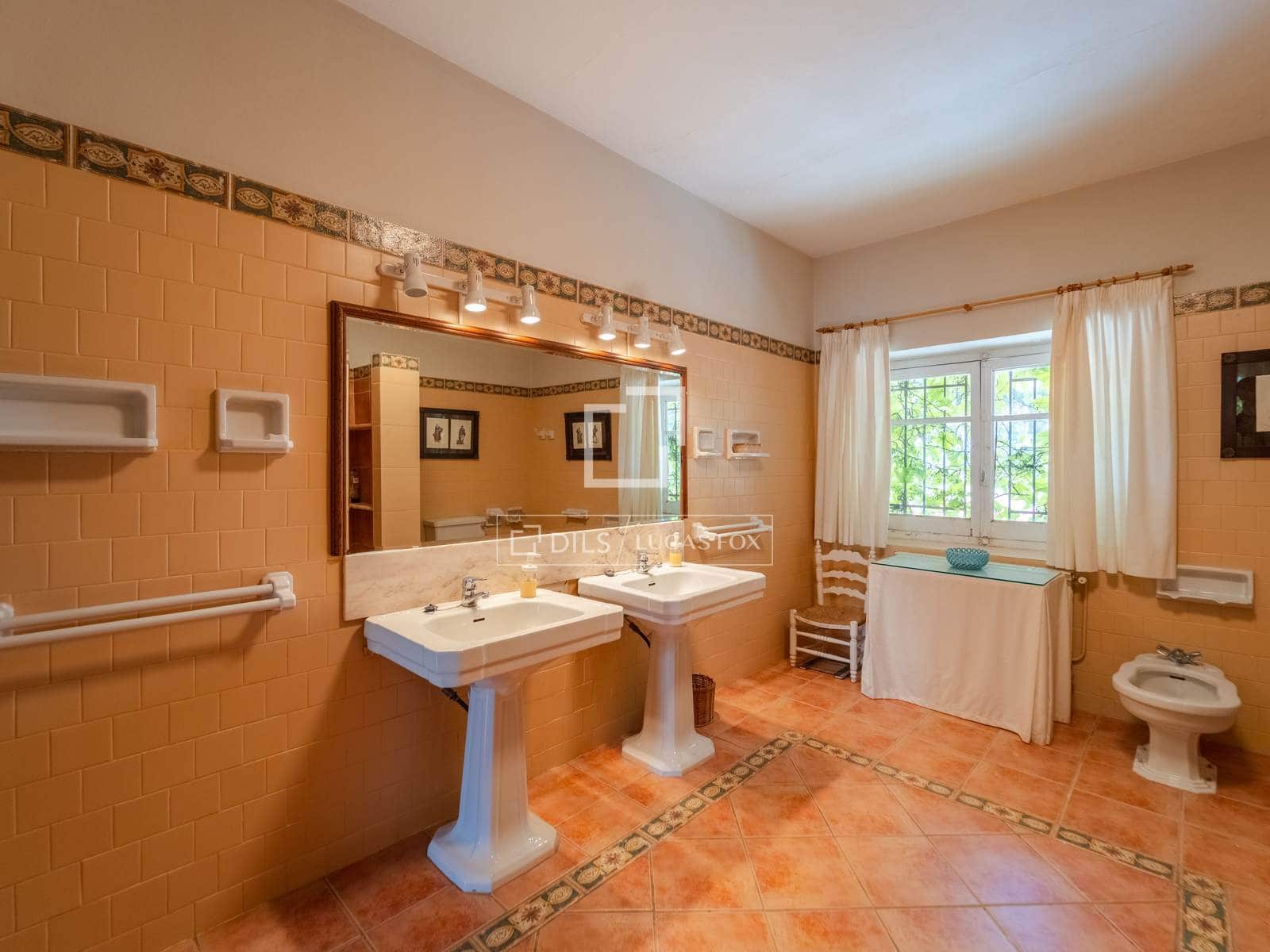 10 bedroom Finca/Country House for sale in Requena with pool garage - € 1,700,000 (Ref: 9928470)