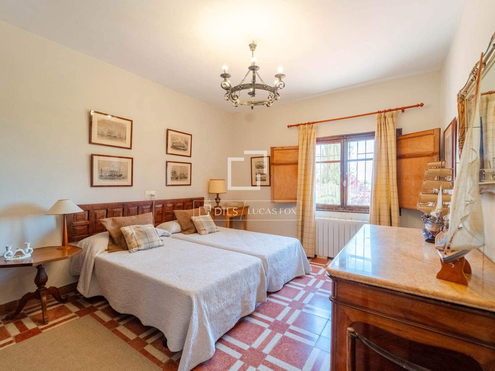 10 bedroom Finca/Country House for sale in Requena with pool garage - € 1,700,000 (Ref: 9928470)