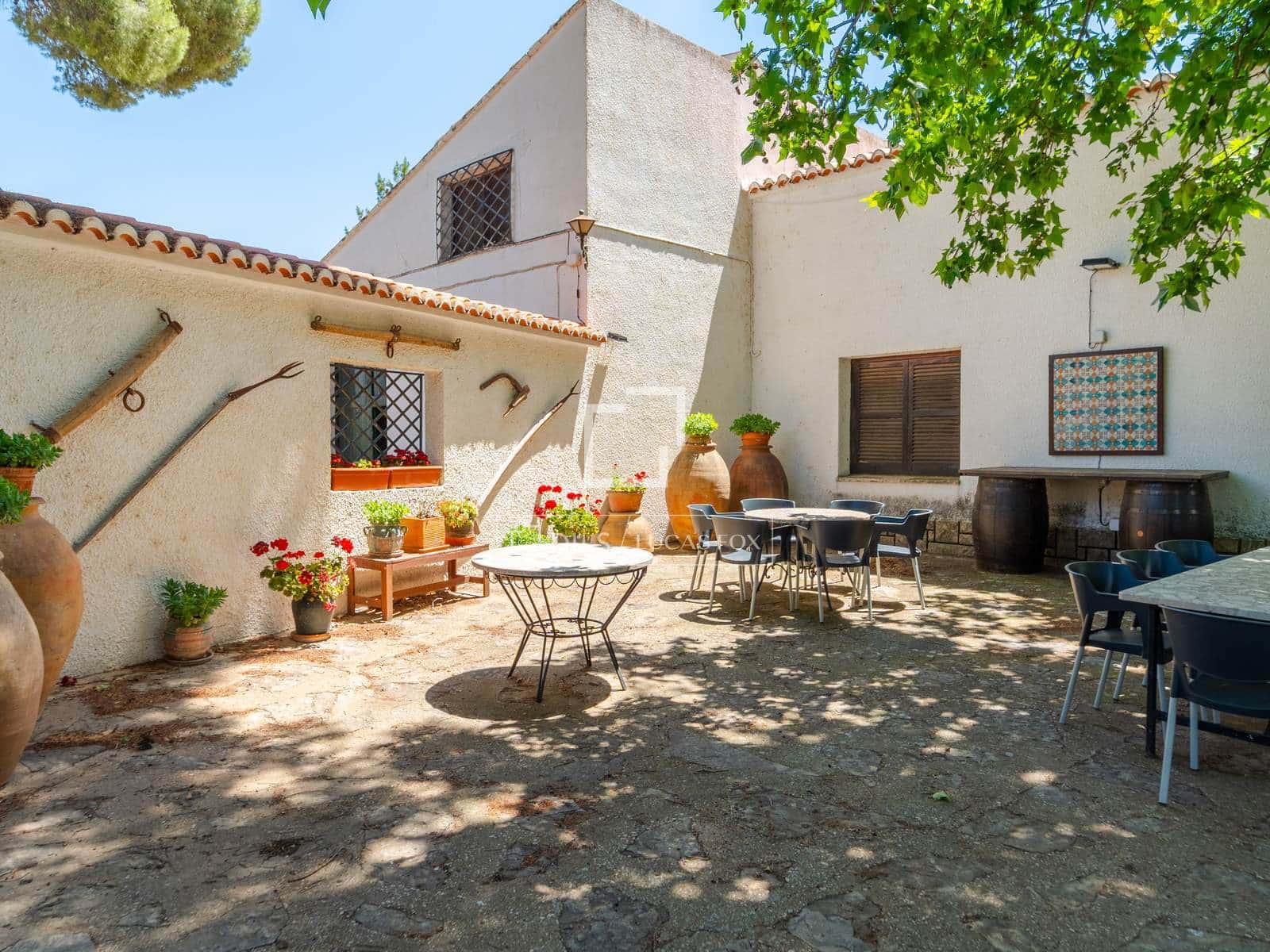 10 bedroom Finca/Country House for sale in Requena with pool garage - € 1,700,000 (Ref: 9928470)