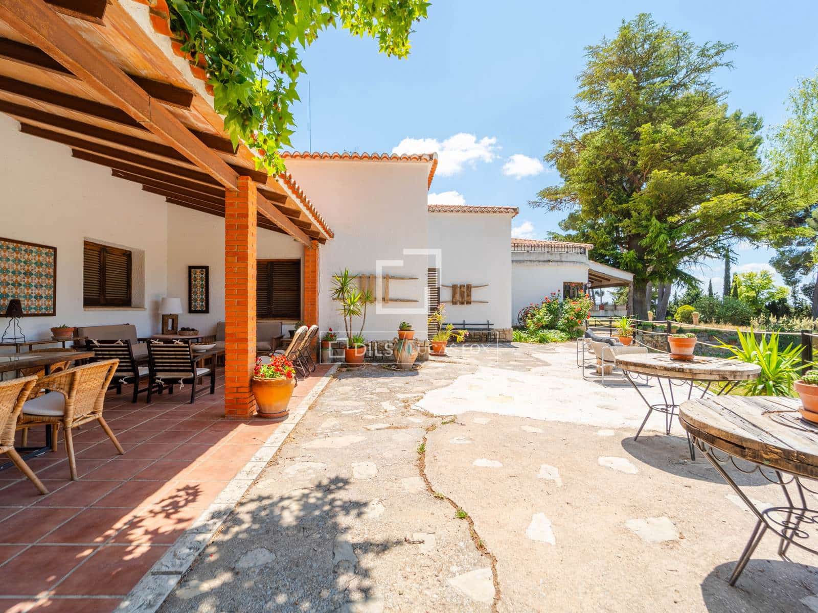 10 bedroom Finca/Country House for sale in Requena with pool garage - € 1,700,000 (Ref: 9928470)
