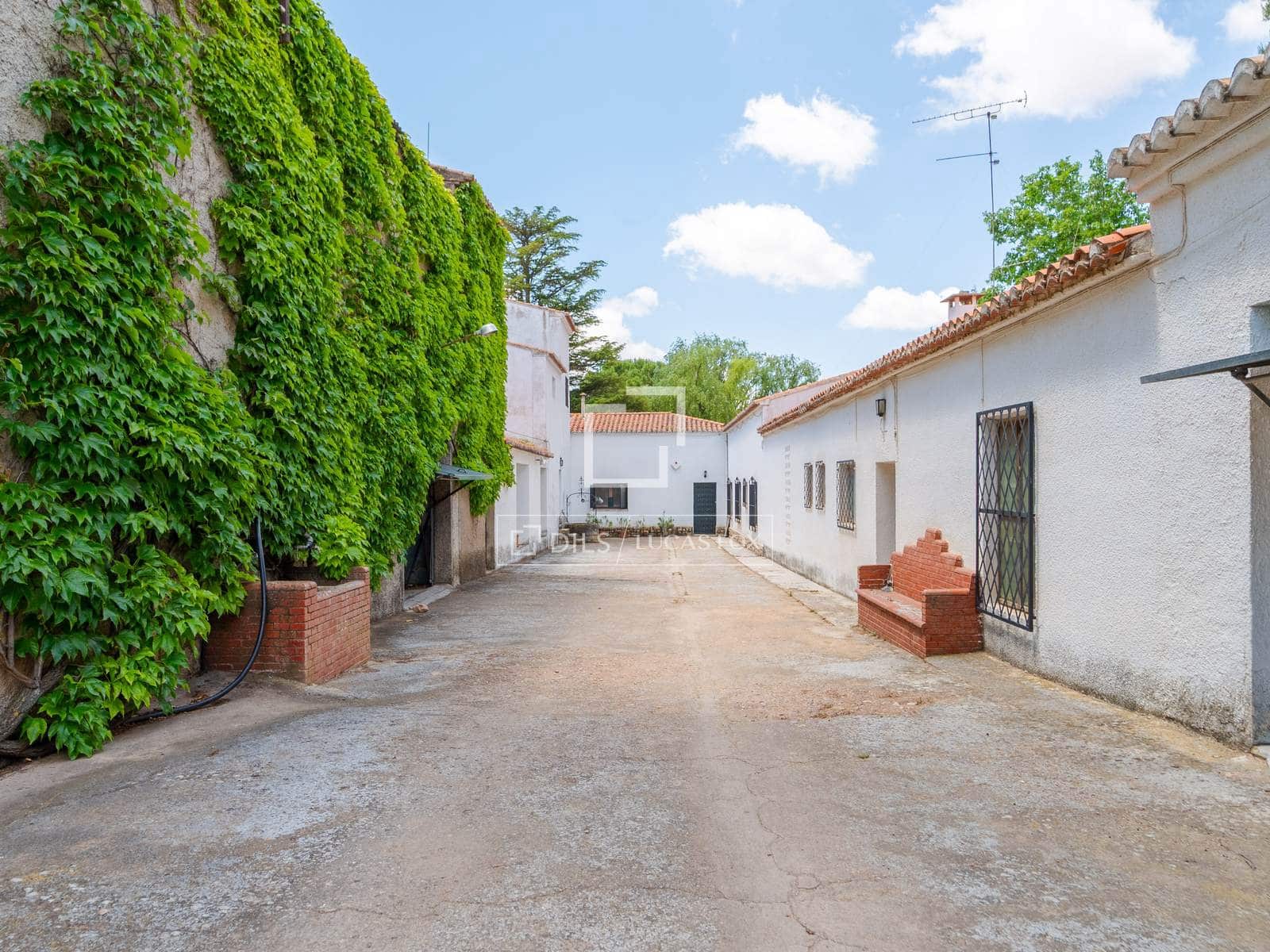 10 bedroom Finca/Country House for sale in Requena with pool garage - € 1,700,000 (Ref: 9928470)