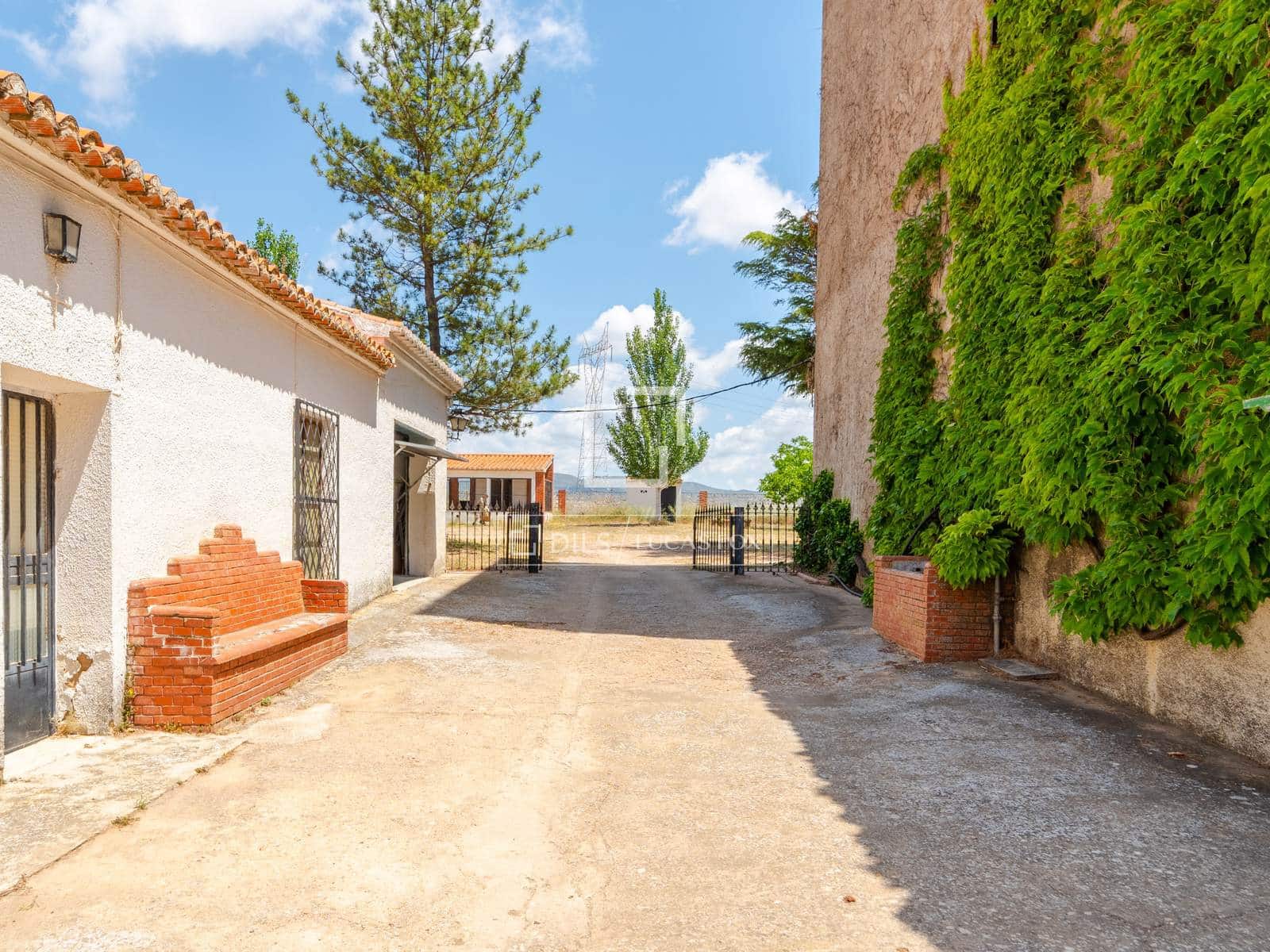 10 bedroom Finca/Country House for sale in Requena with pool garage - € 1,700,000 (Ref: 9928470)