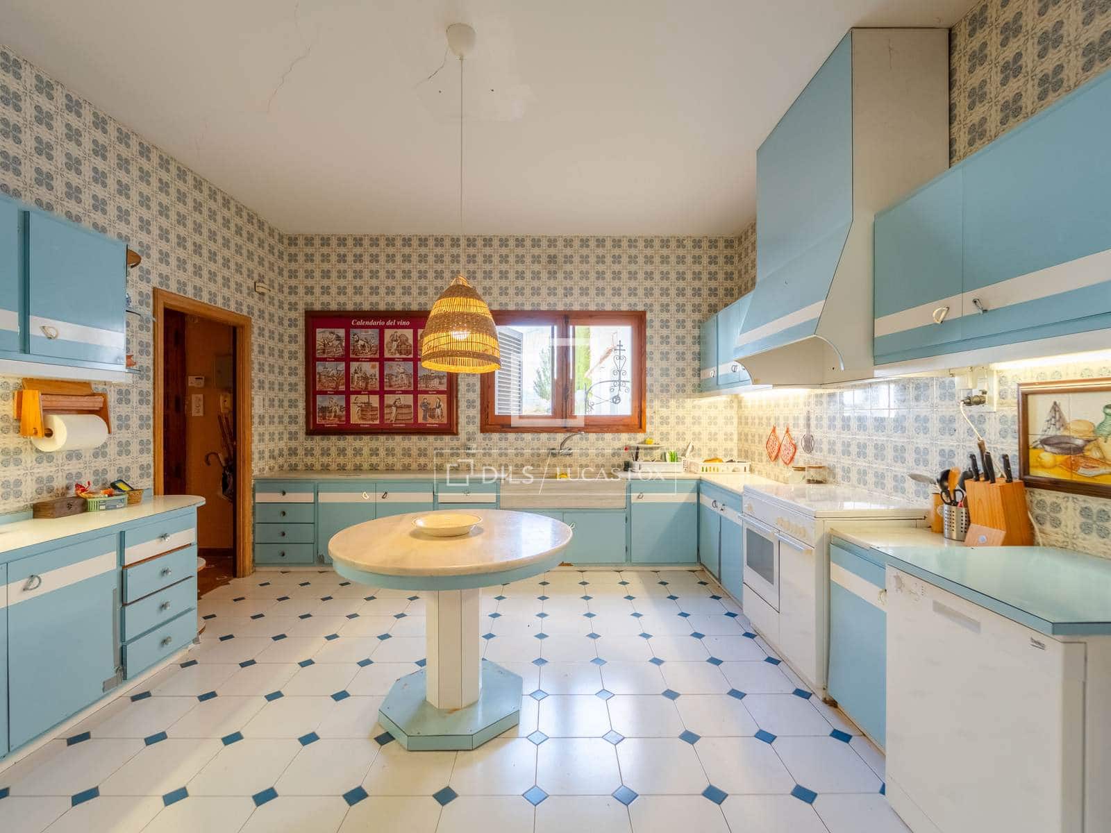 10 bedroom Finca/Country House for sale in Requena with pool garage - € 1,700,000 (Ref: 9928470)