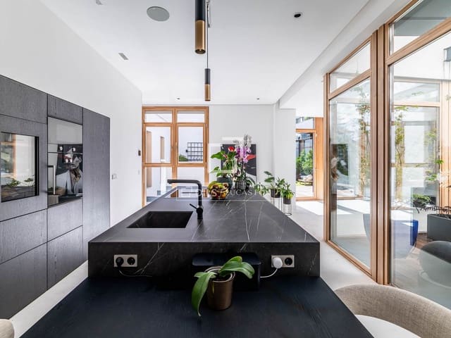 4 bedroom Penthouse for sale in Madrid city with pool garage - € 5,000,000 (Ref: 9932281)