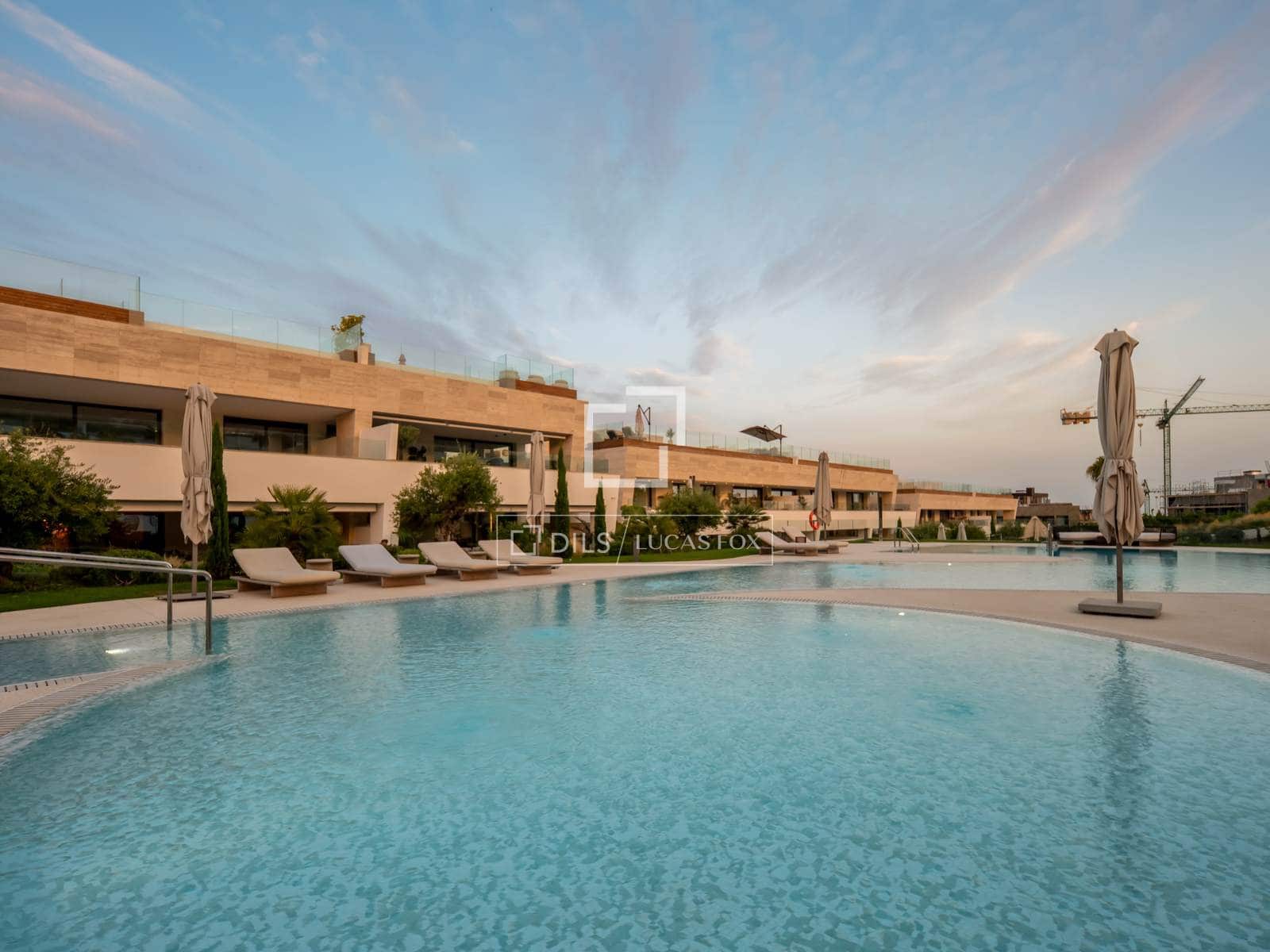 4 bedroom Penthouse for sale in Marbella with pool garage - € 4,850,000 (Ref: 9932387)