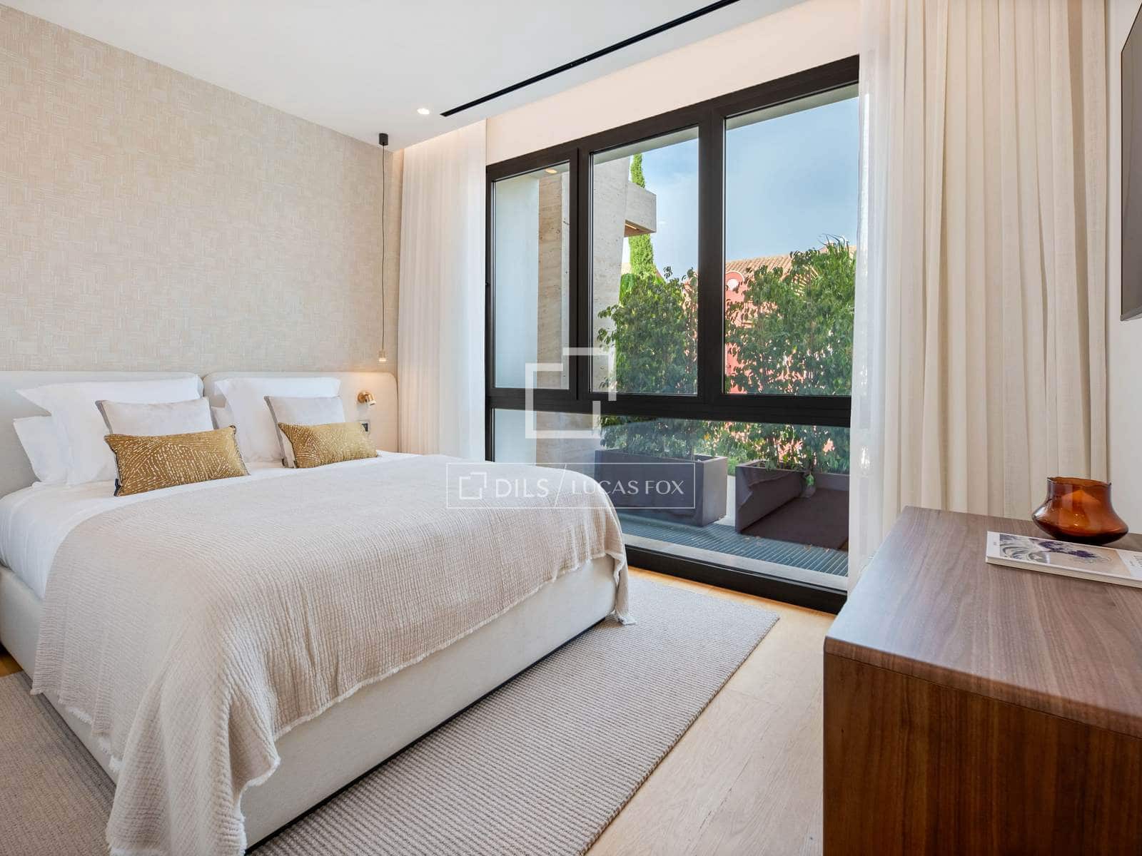 4 bedroom Penthouse for sale in Marbella with pool garage - € 4,850,000 (Ref: 9932387)