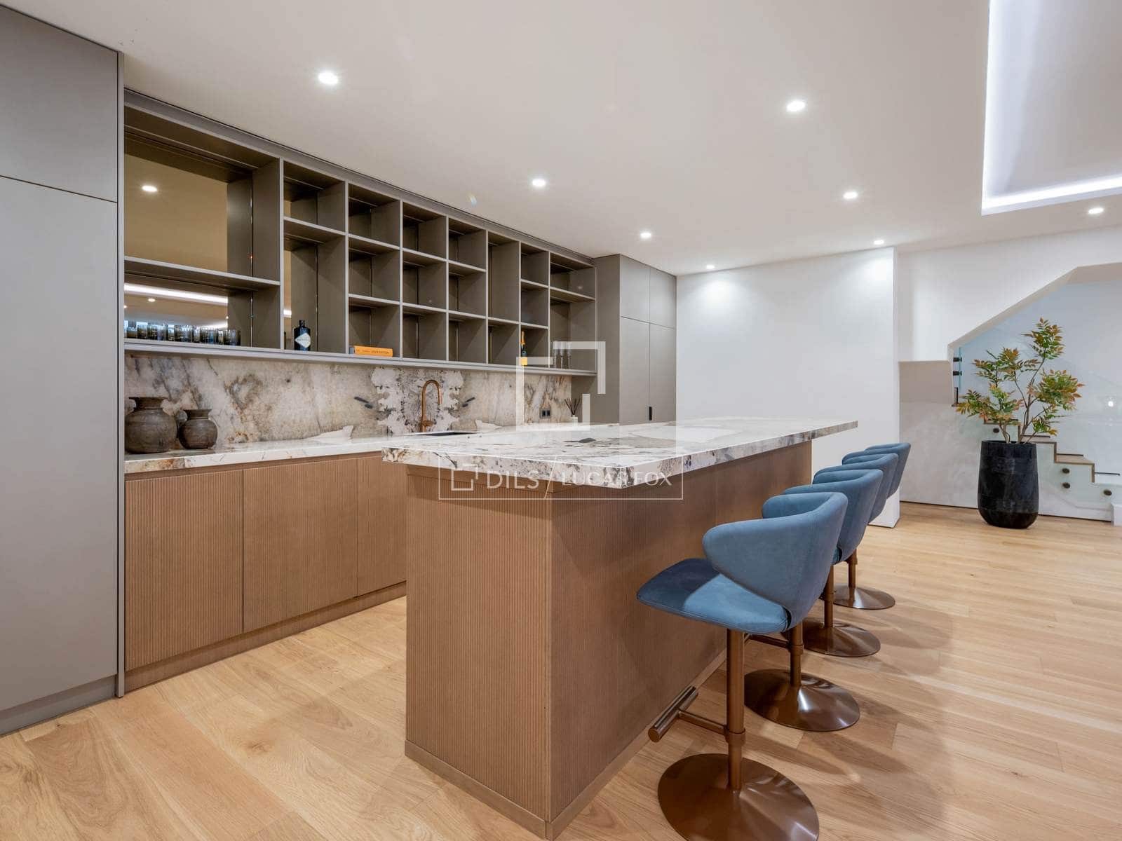 4 bedroom Penthouse for sale in Marbella with pool garage - € 4,850,000 (Ref: 9932387)
