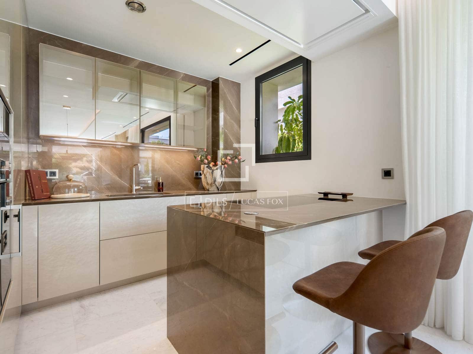 4 bedroom Penthouse for sale in Marbella with pool garage - € 4,850,000 (Ref: 9932387)
