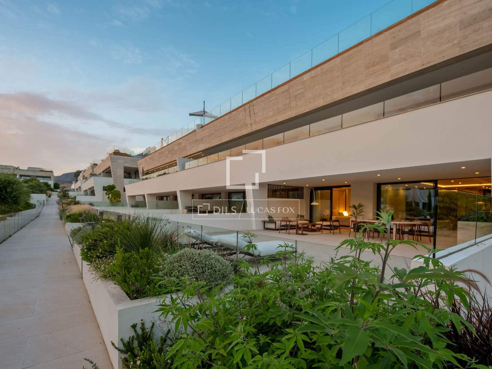 4 bedroom Penthouse for sale in Marbella with pool garage - € 4,850,000 (Ref: 9932387)