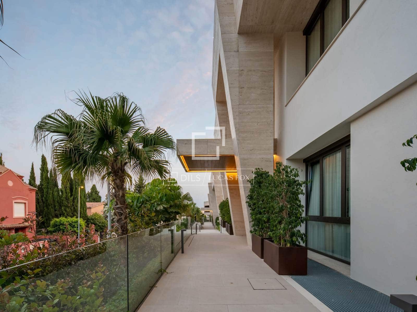 4 bedroom Penthouse for sale in Marbella with pool garage - € 4,850,000 (Ref: 9932387)