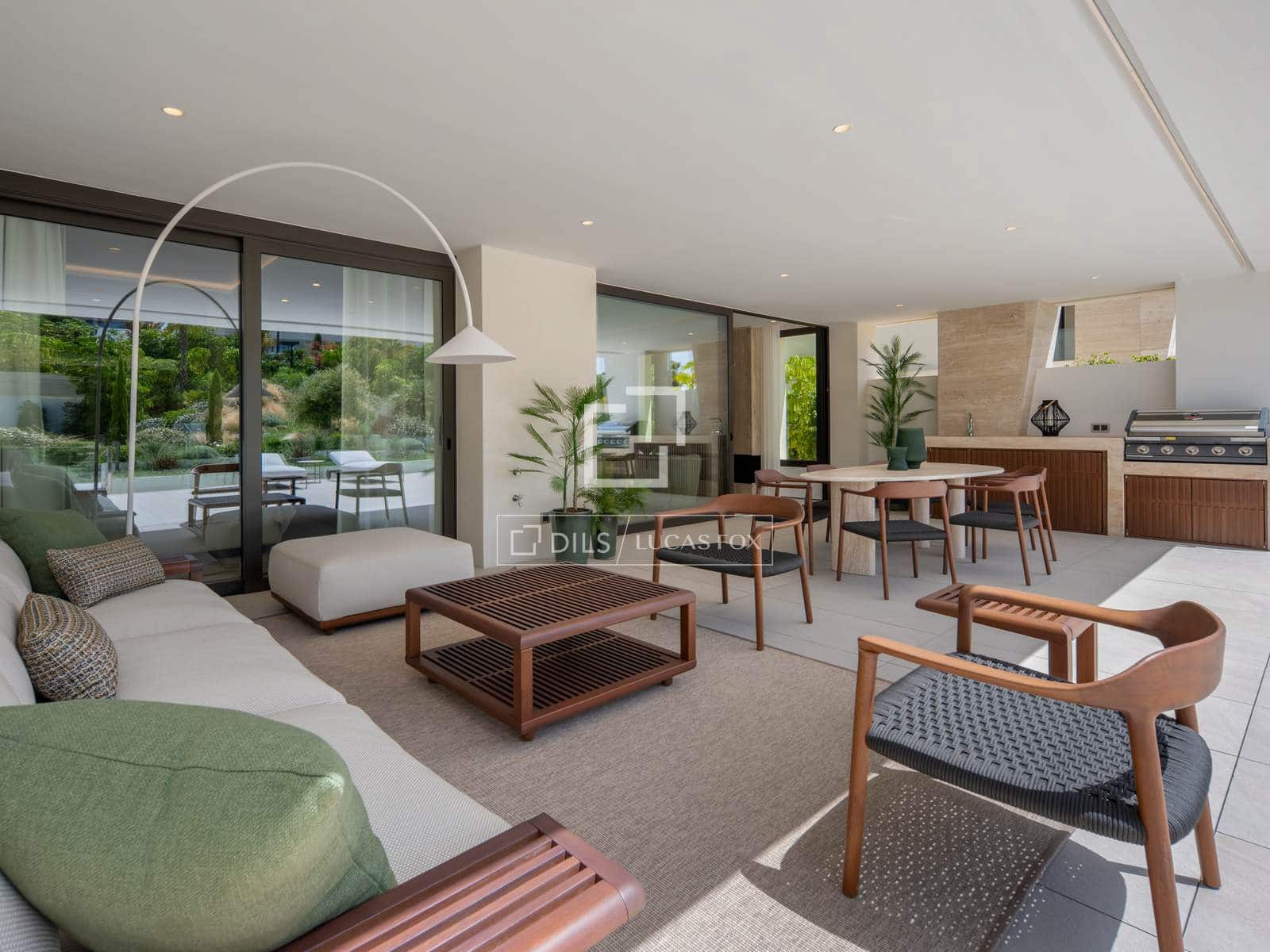 4 bedroom Penthouse for sale in Marbella with pool garage - € 4,850,000 (Ref: 9932387)