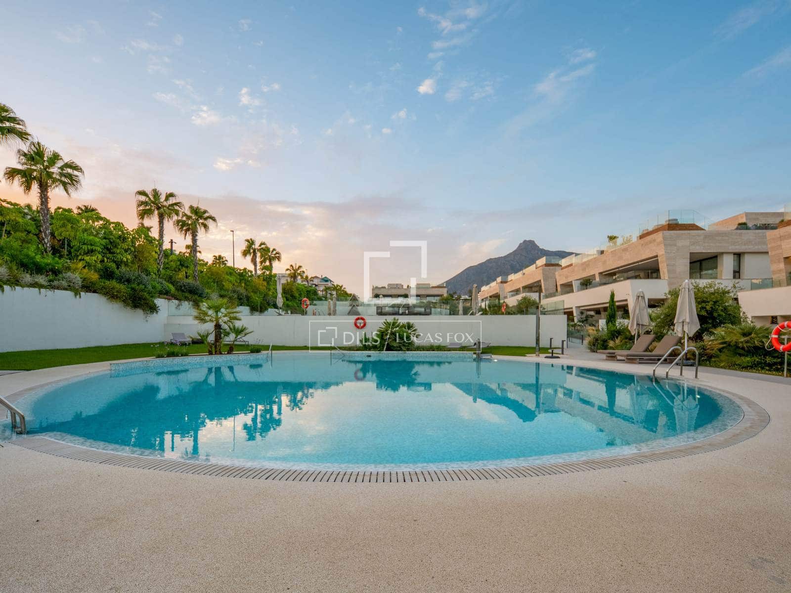 4 bedroom Penthouse for sale in Marbella with pool garage - € 4,850,000 (Ref: 9932387)