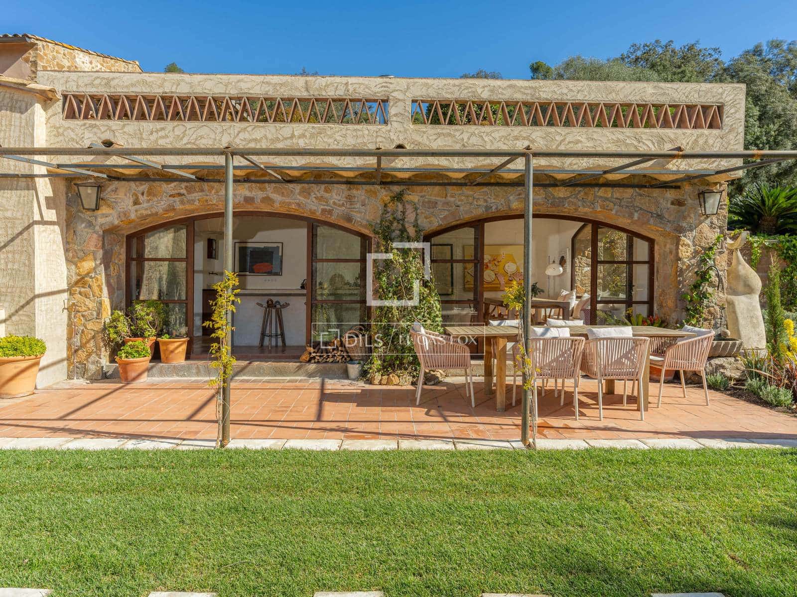 6 soveværelse Finca/Landehus til salg i Mont-ras med swimmingpool - € 2.225.000 (Ref: 9935100)
