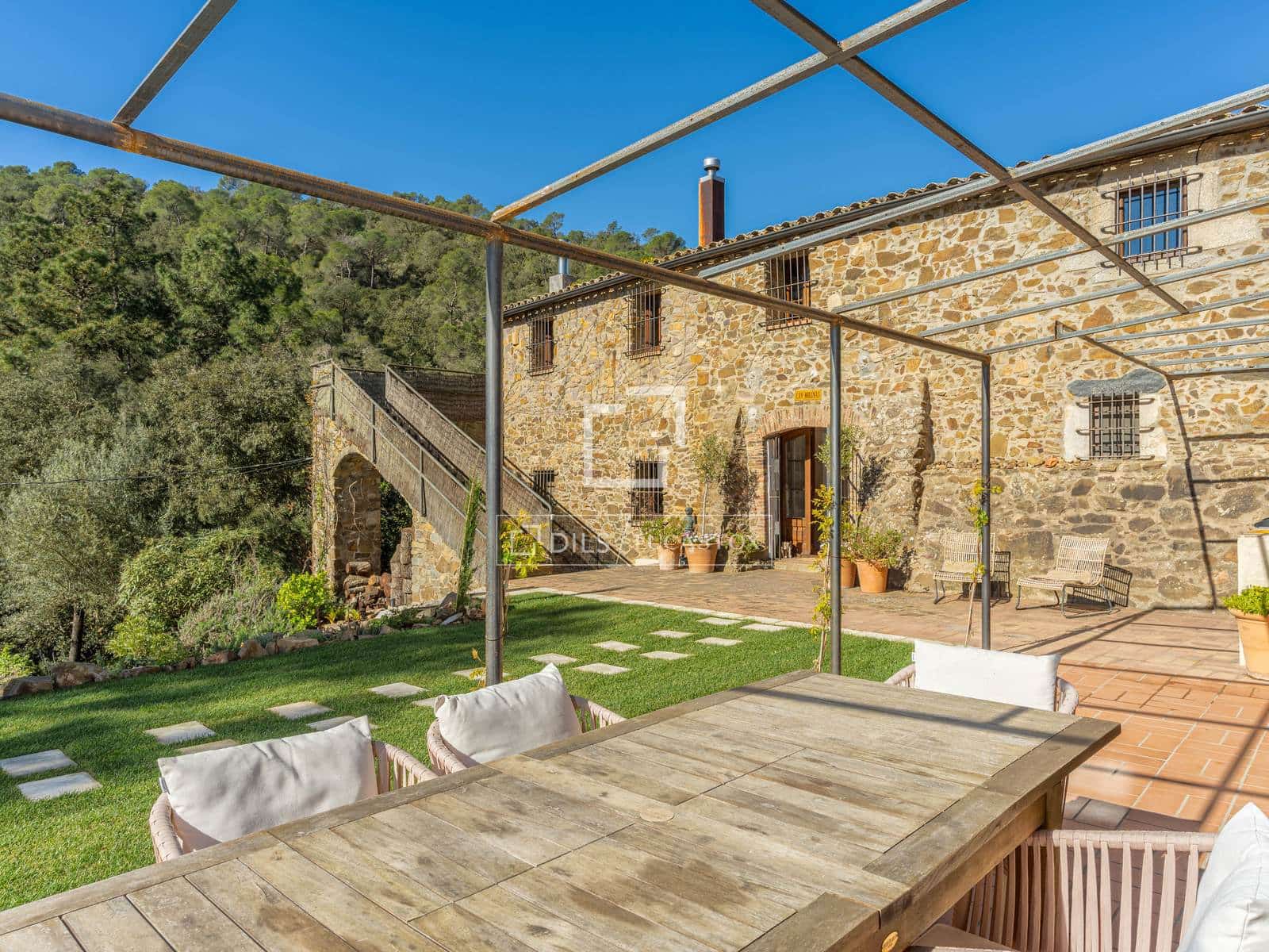 6 soveværelse Finca/Landehus til salg i Mont-ras med swimmingpool - € 2.225.000 (Ref: 9935100)