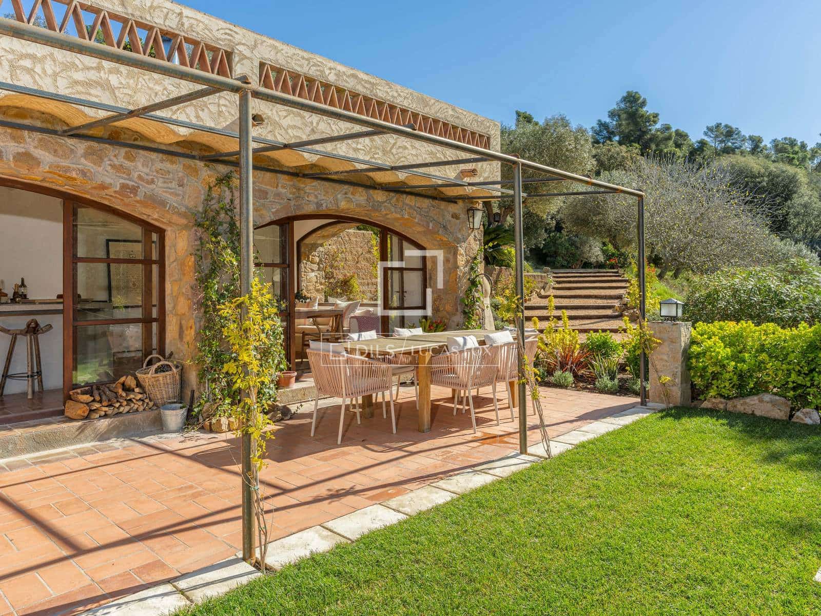6 soveværelse Finca/Landehus til salg i Mont-ras med swimmingpool - € 2.225.000 (Ref: 9935100)