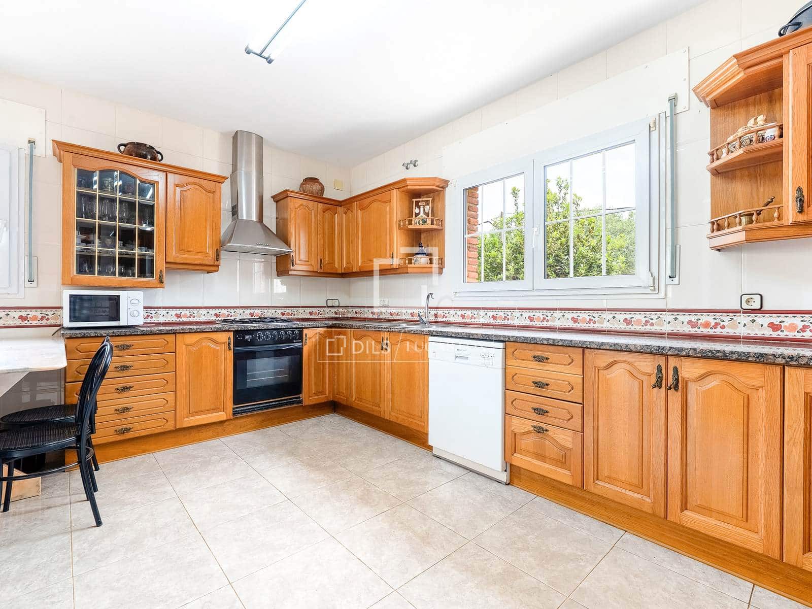 4 soveværelse Villa til salg i Banyeres del Penedes med swimmingpool garage - € 649.000 (Ref: 9935102)
