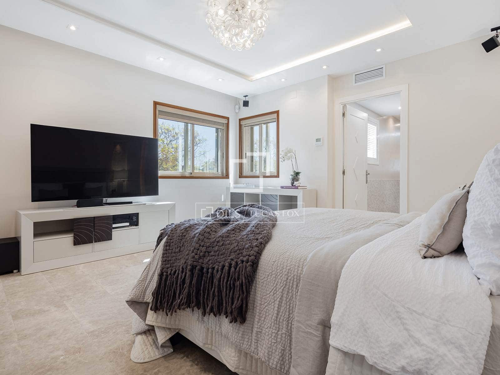 6 bedroom Villa for rent in Castelldefels with pool garage - € 8,900 (Ref: 9935179)
