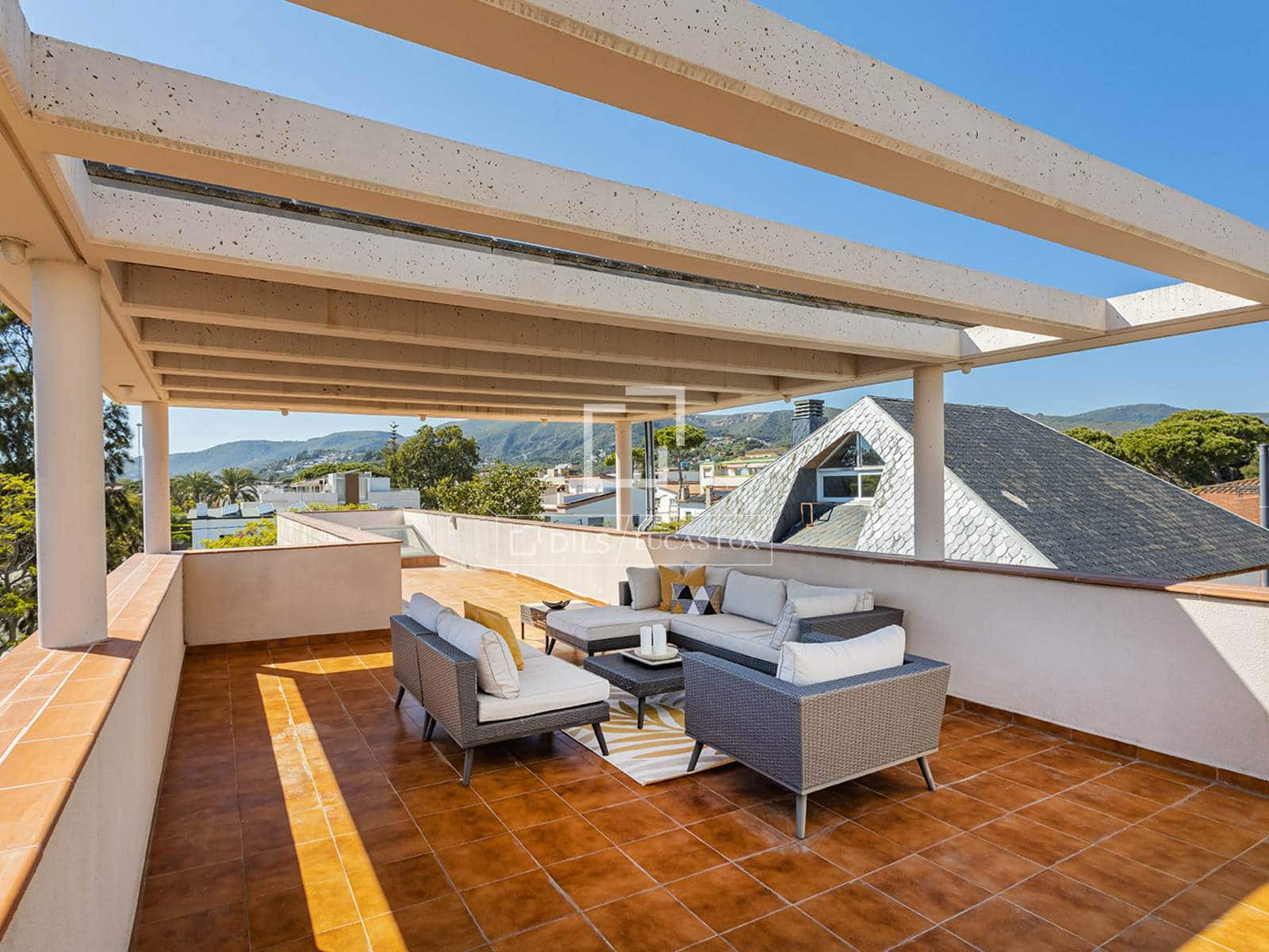 6 bedroom Villa for rent in Castelldefels with pool garage - € 8,900 (Ref: 9935179)
