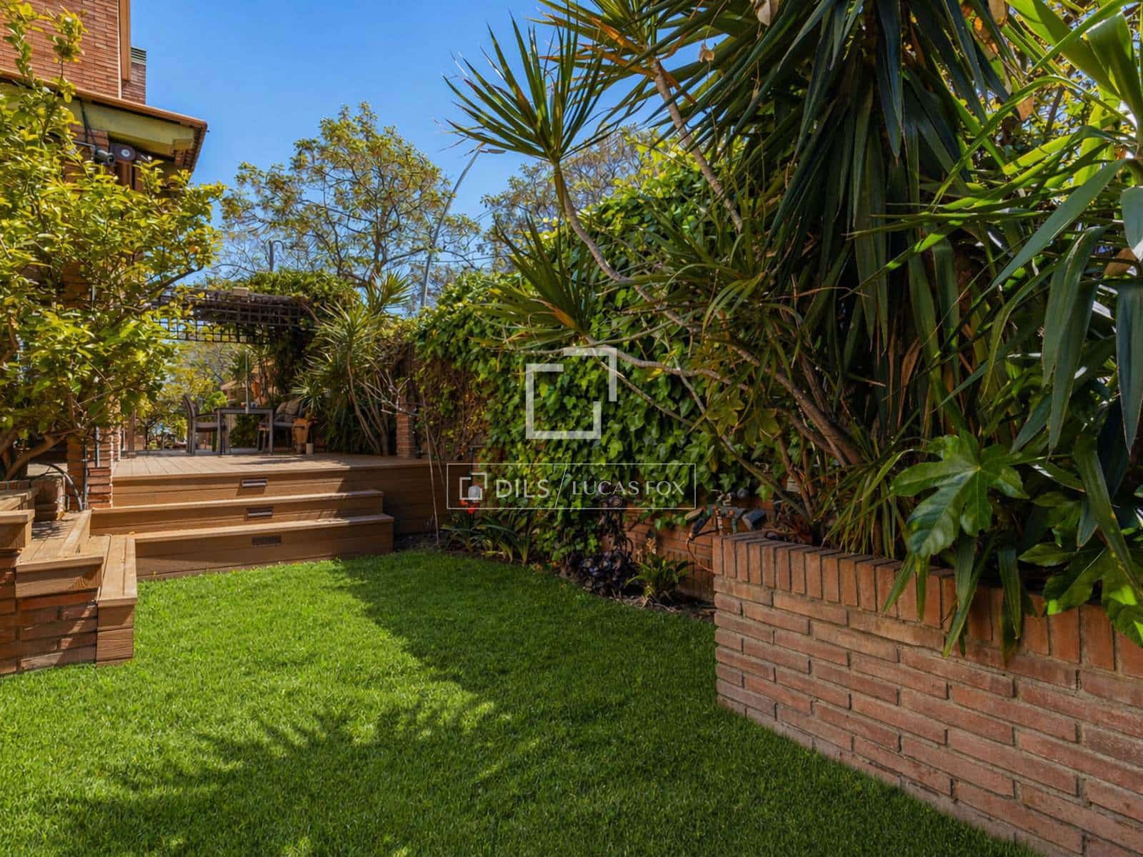 6 bedroom Villa for rent in Castelldefels with pool garage - € 8,900 (Ref: 9935179)