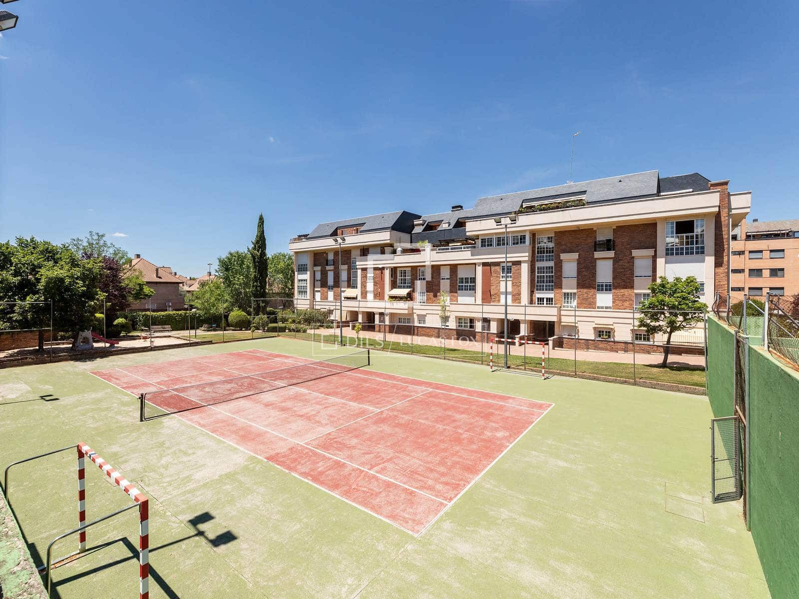 4 soverom Penthouse til salgs i Majadahonda med svømmebasseng garasje - € 1 240 000 (Ref: 9935183)