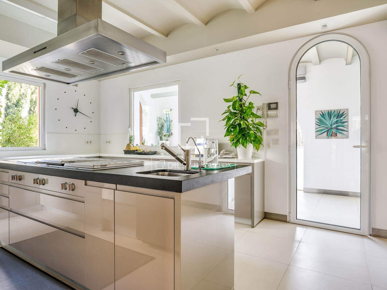 5 soverom Villa til salgs i Barcelona by med svømmebasseng garasje - € 3 900 000 (Ref: 9935351)