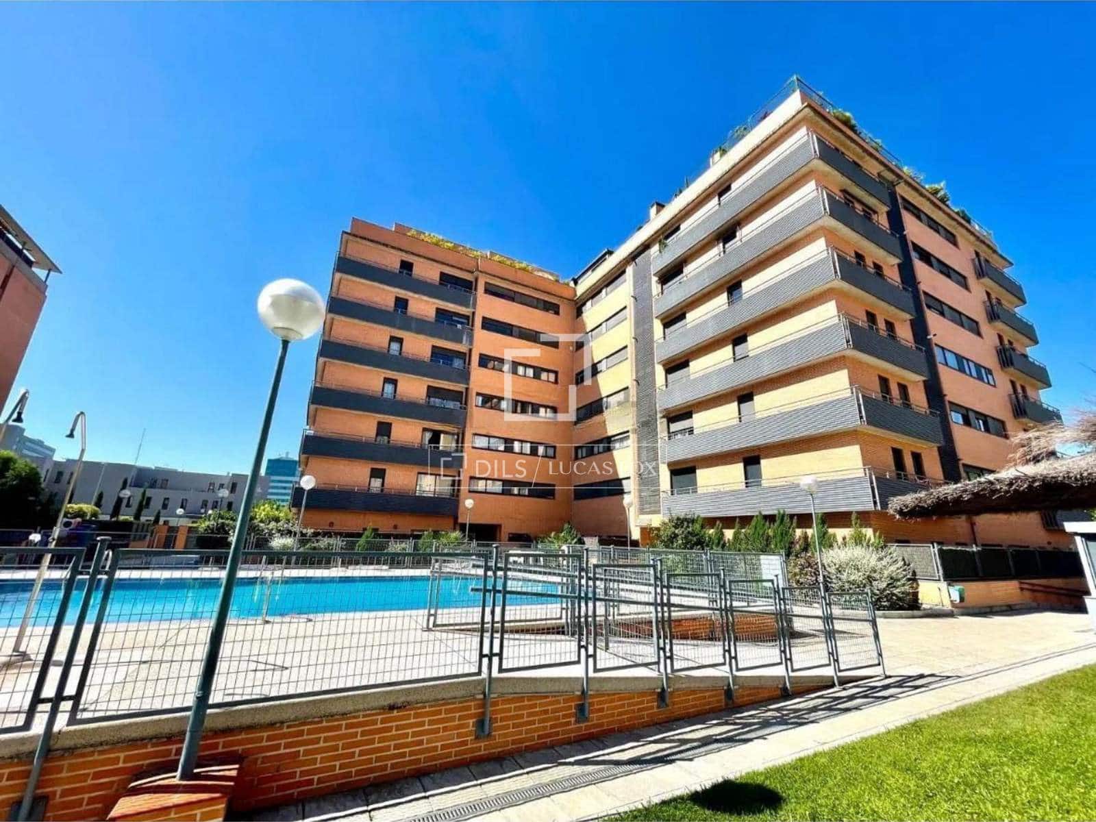 Appartement de 3 chambres à louer à Madrid ville avec piscine garage - 2 000 € (Ref: 9938483)