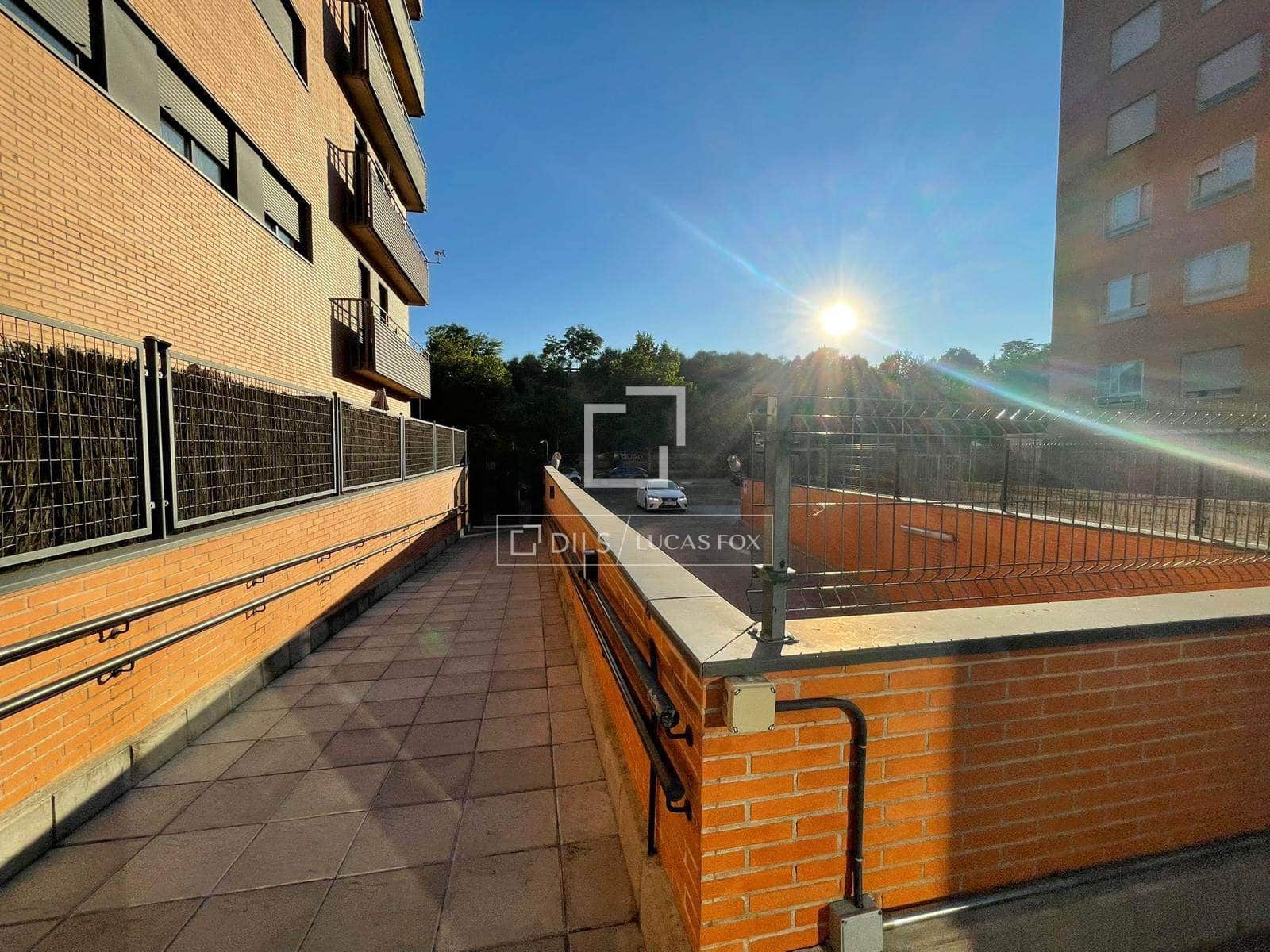 Appartement de 3 chambres à louer à Madrid ville avec piscine garage - 2 000 € (Ref: 9938483)