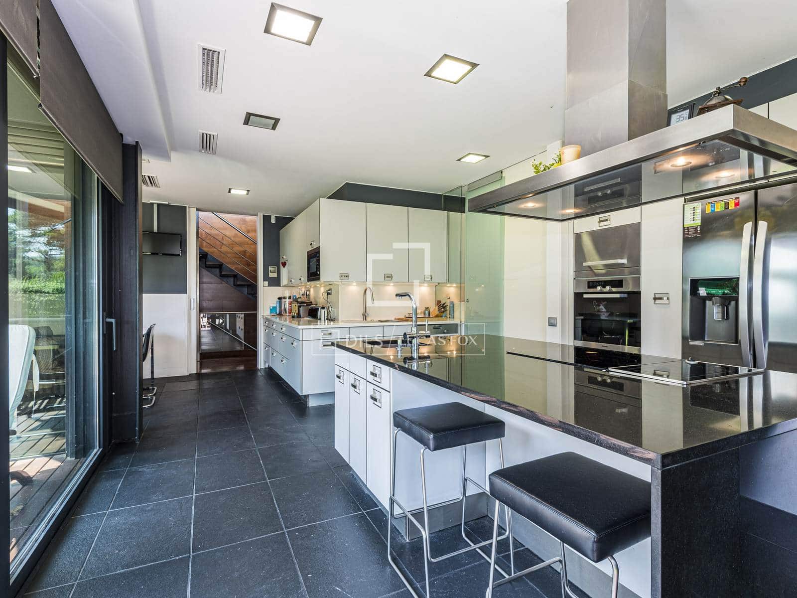 5 Zimmer Villa zu verkaufen in Matadepera mit Pool Garage - 1.250.000 € (Ref: 9939106)