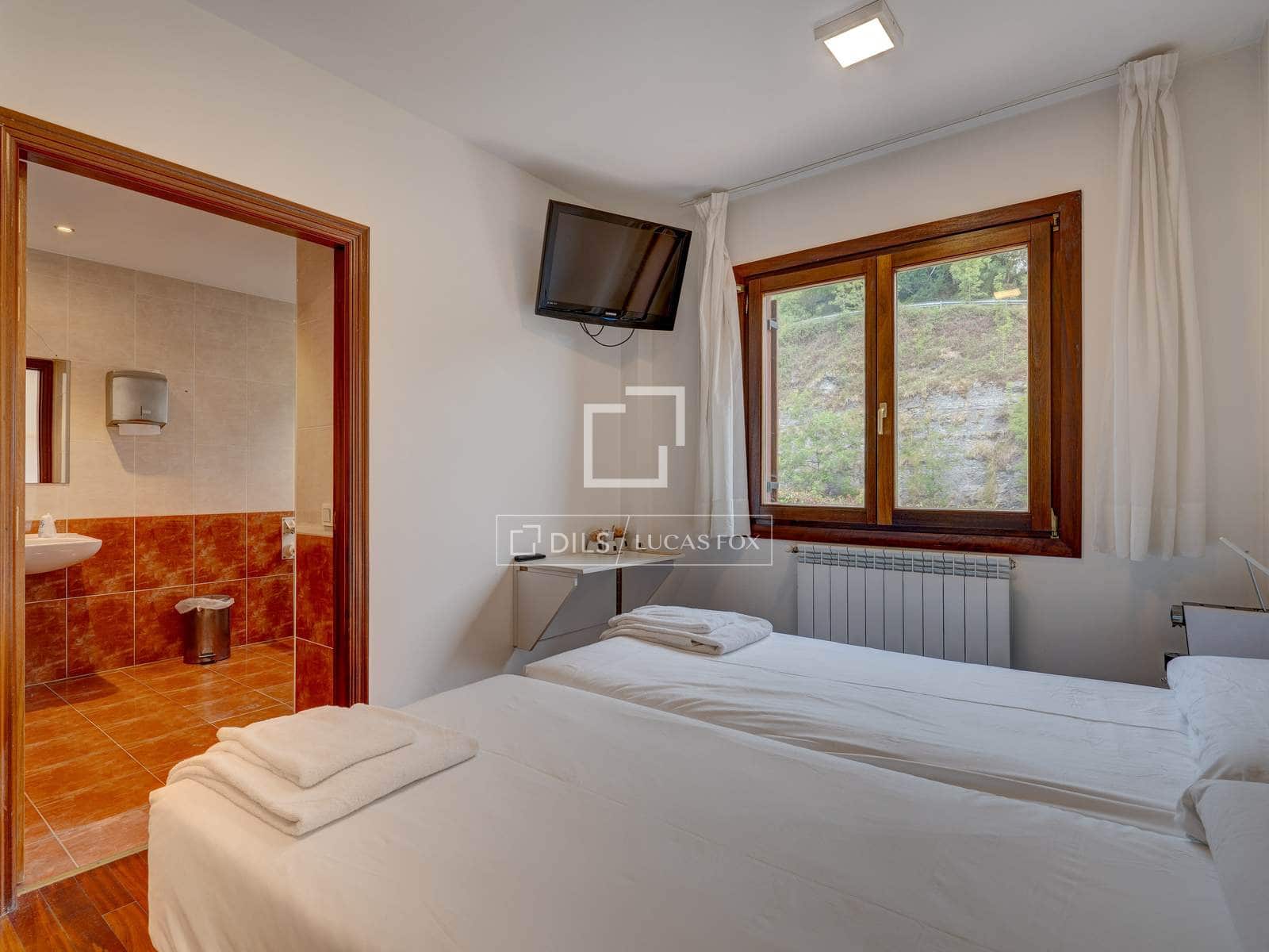 9 bedroom Villa for sale in Donostia-San Sebastian with garage - € 1,600,000 (Ref: 9946272)
