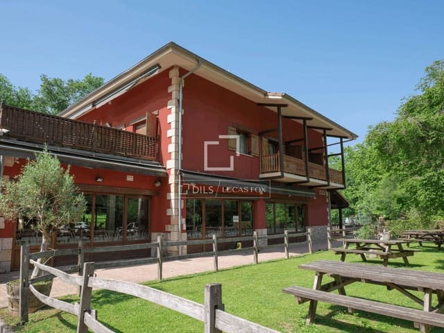 9 bedroom Villa for sale in Donostia-San Sebastián with garage - € 1,600,000 (Ref: 9946272)