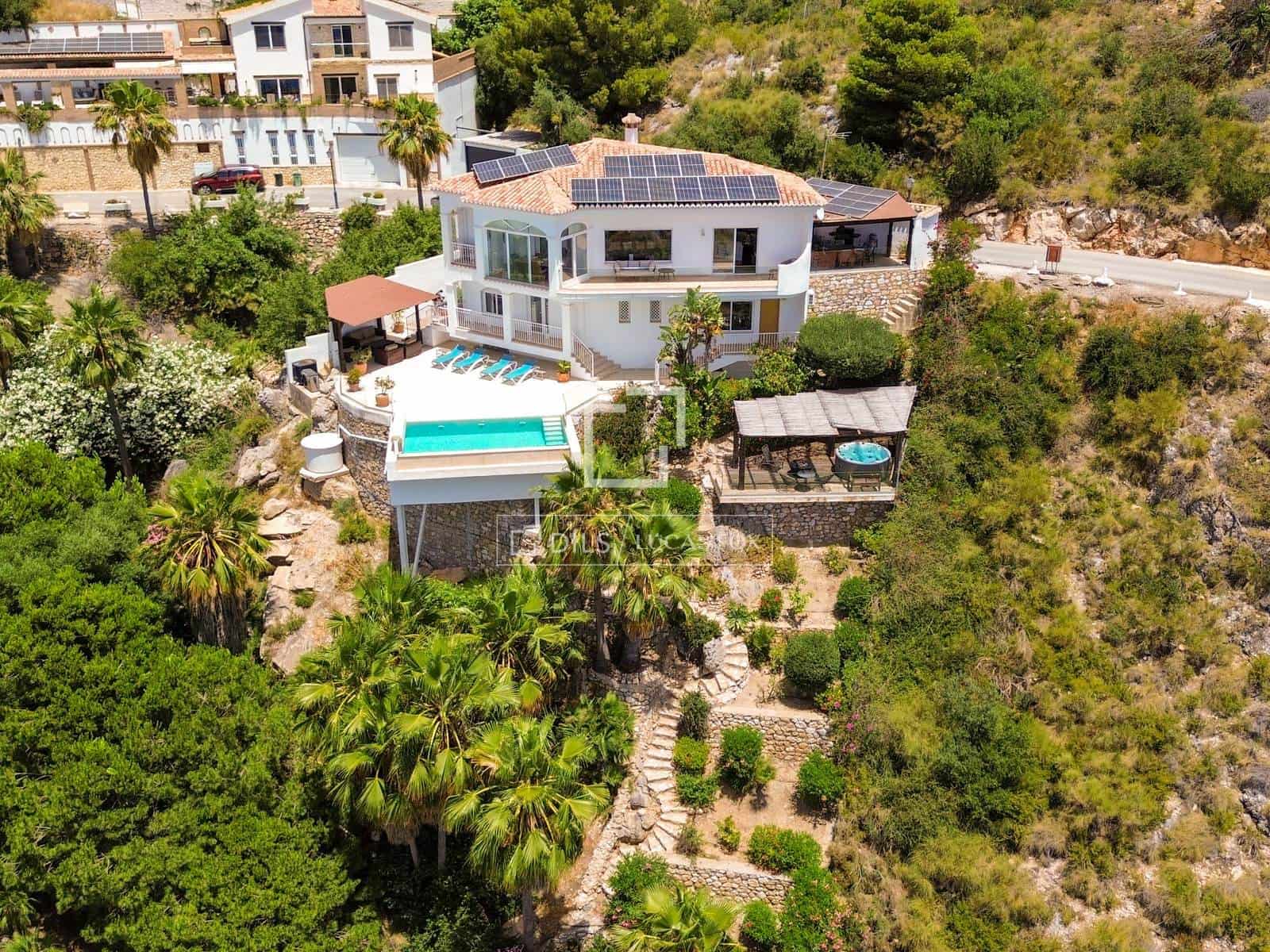 Villa te koop in Salobrena met zwembad garage - € 795.000 (Ref: 9946826)
