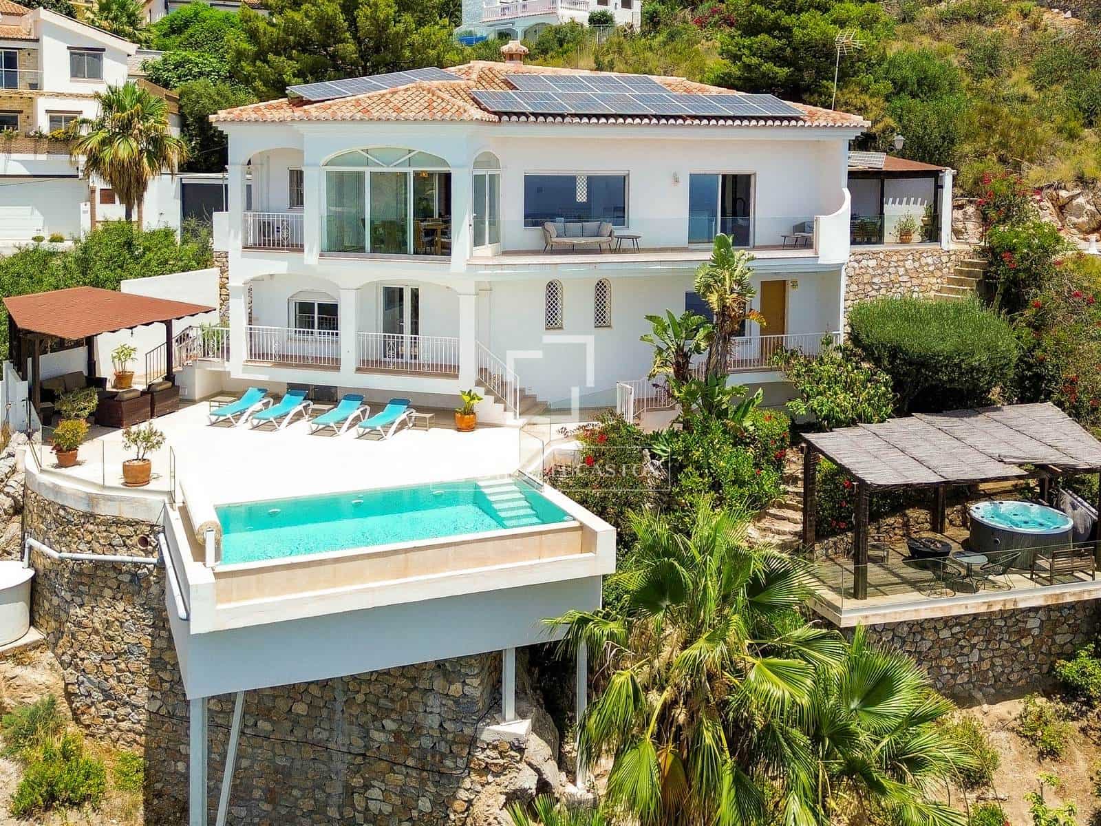 Villa te koop in Salobrena met zwembad garage - € 795.000 (Ref: 9946826)