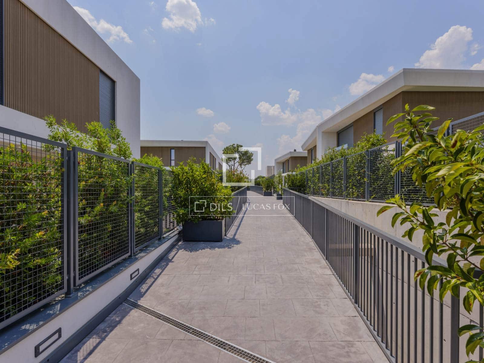 5 bedroom Villa for sale in Madrid city with pool garage - € 2,600,000 (Ref: 9950320)