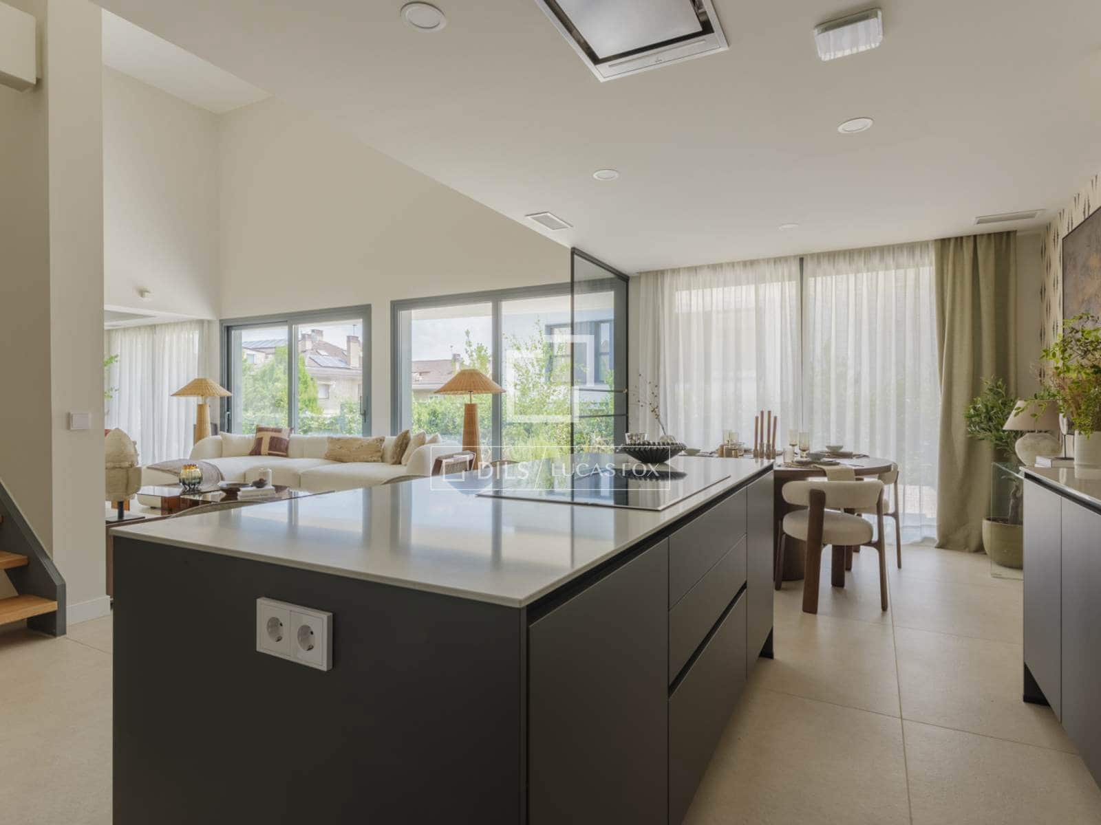 5 bedroom Villa for sale in Madrid city with pool garage - € 2,600,000 (Ref: 9950320)