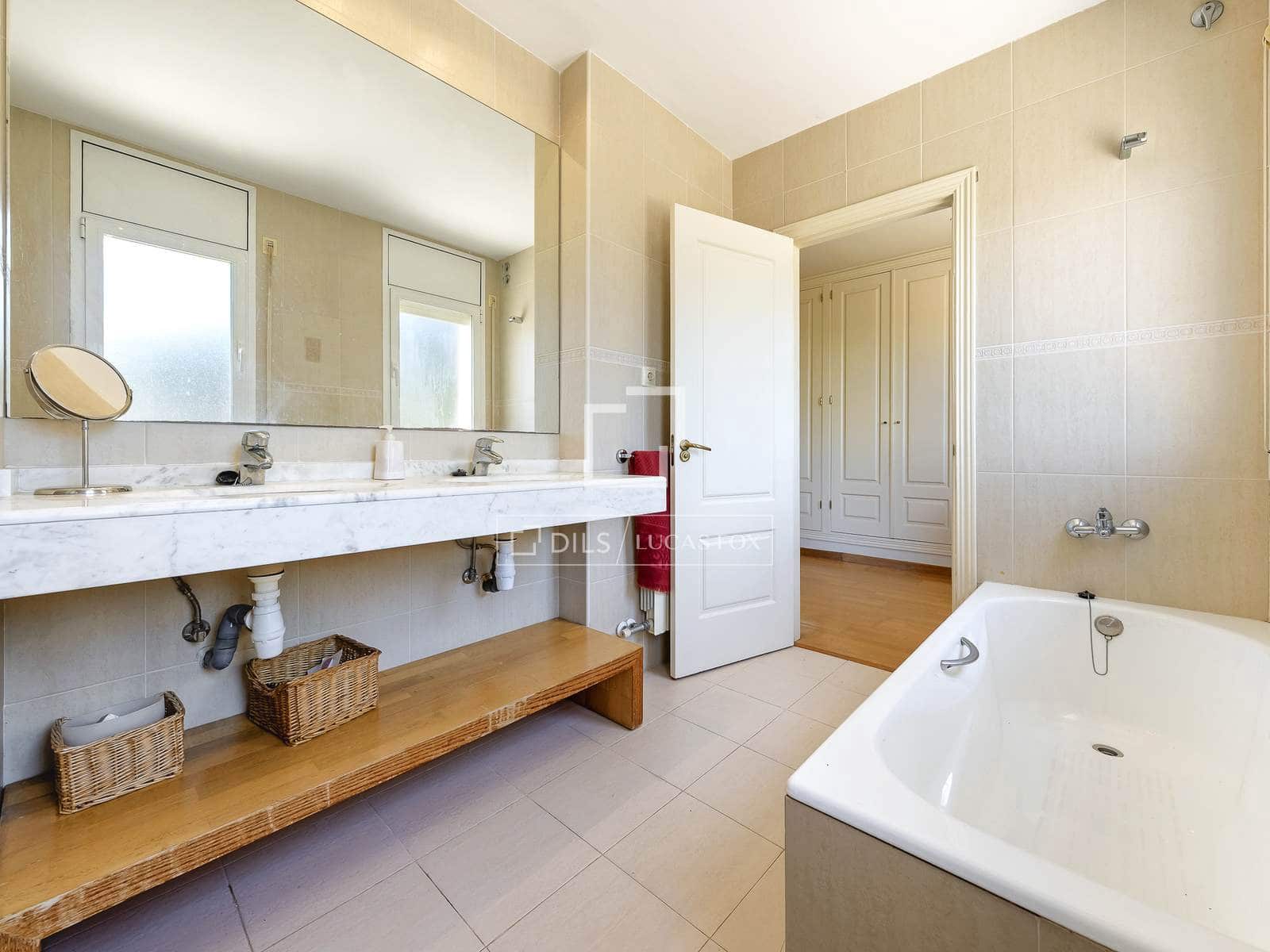 6 soverom Villa til salgs i Tarragona by med svømmebasseng garasje - € 625 000 (Ref: 9953353)