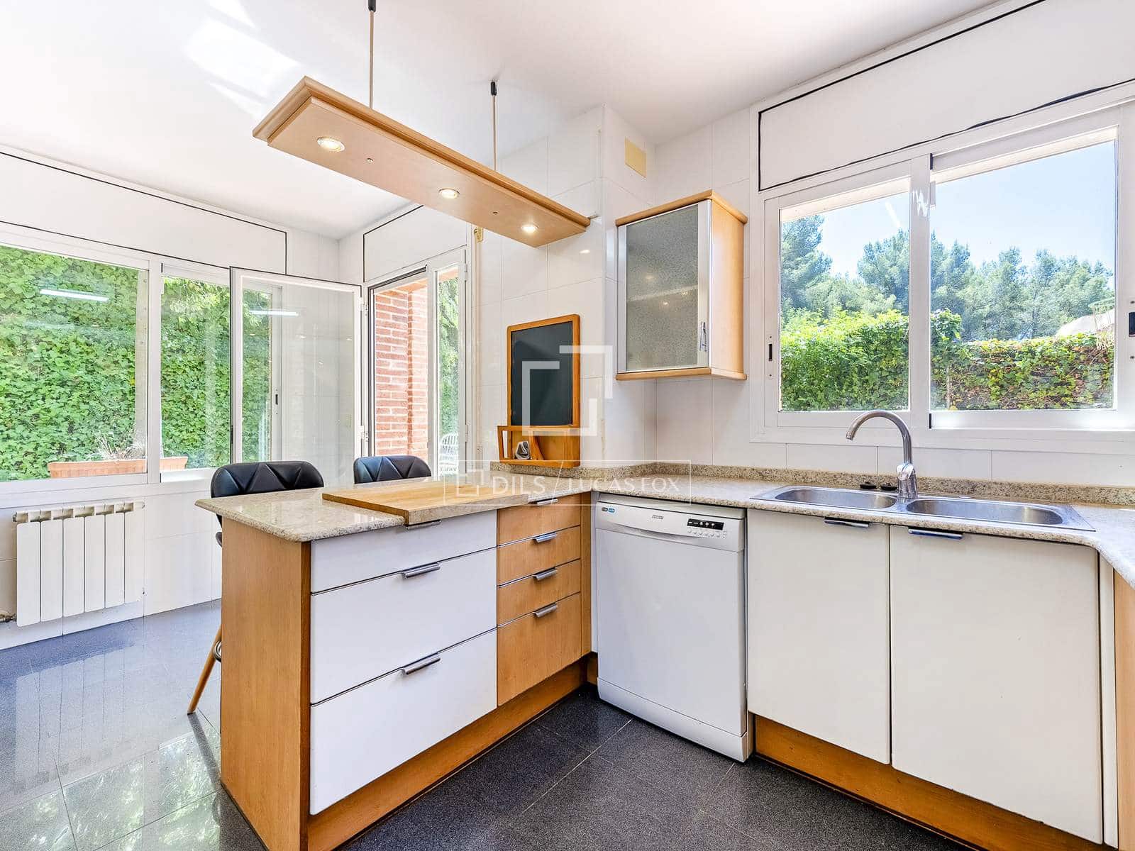 6 soverom Villa til salgs i Tarragona by med svømmebasseng garasje - € 625 000 (Ref: 9953353)