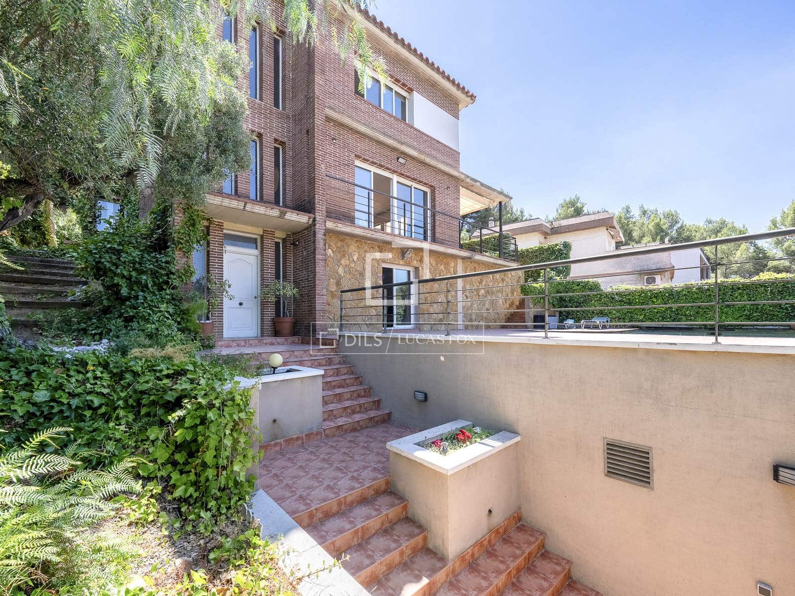 6 soverom Villa til salgs i Tarragona by med svømmebasseng garasje - € 625 000 (Ref: 9953353)