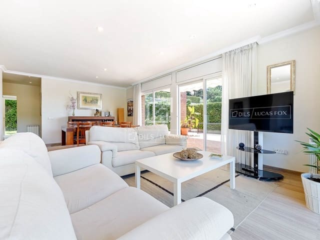 6 soverom Villa til salgs i Tarragona by med svømmebasseng garasje - € 625 000 (Ref: 9953353)