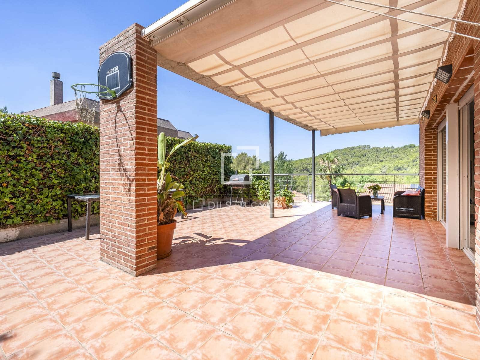 6 soverom Villa til salgs i Tarragona by med svømmebasseng garasje - € 625 000 (Ref: 9953353)