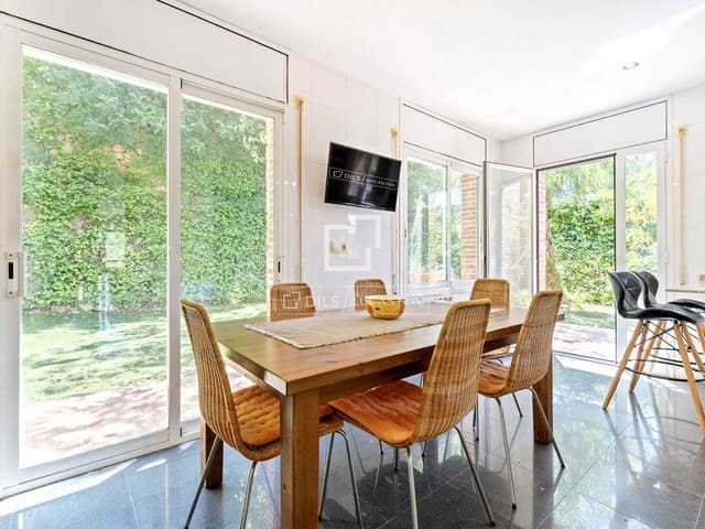6 soverom Villa til salgs i Tarragona by med svømmebasseng garasje - € 625 000 (Ref: 9953353)
