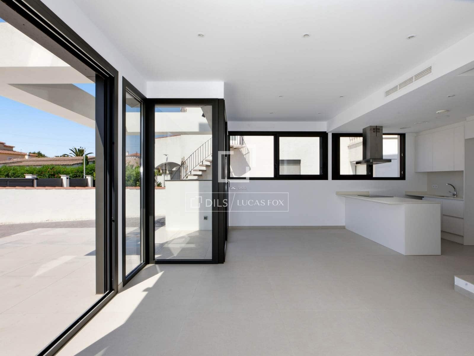 4 sovrum Villa till salu i Empuriabrava med pool garage - 649 000 € (Ref: 9953423)